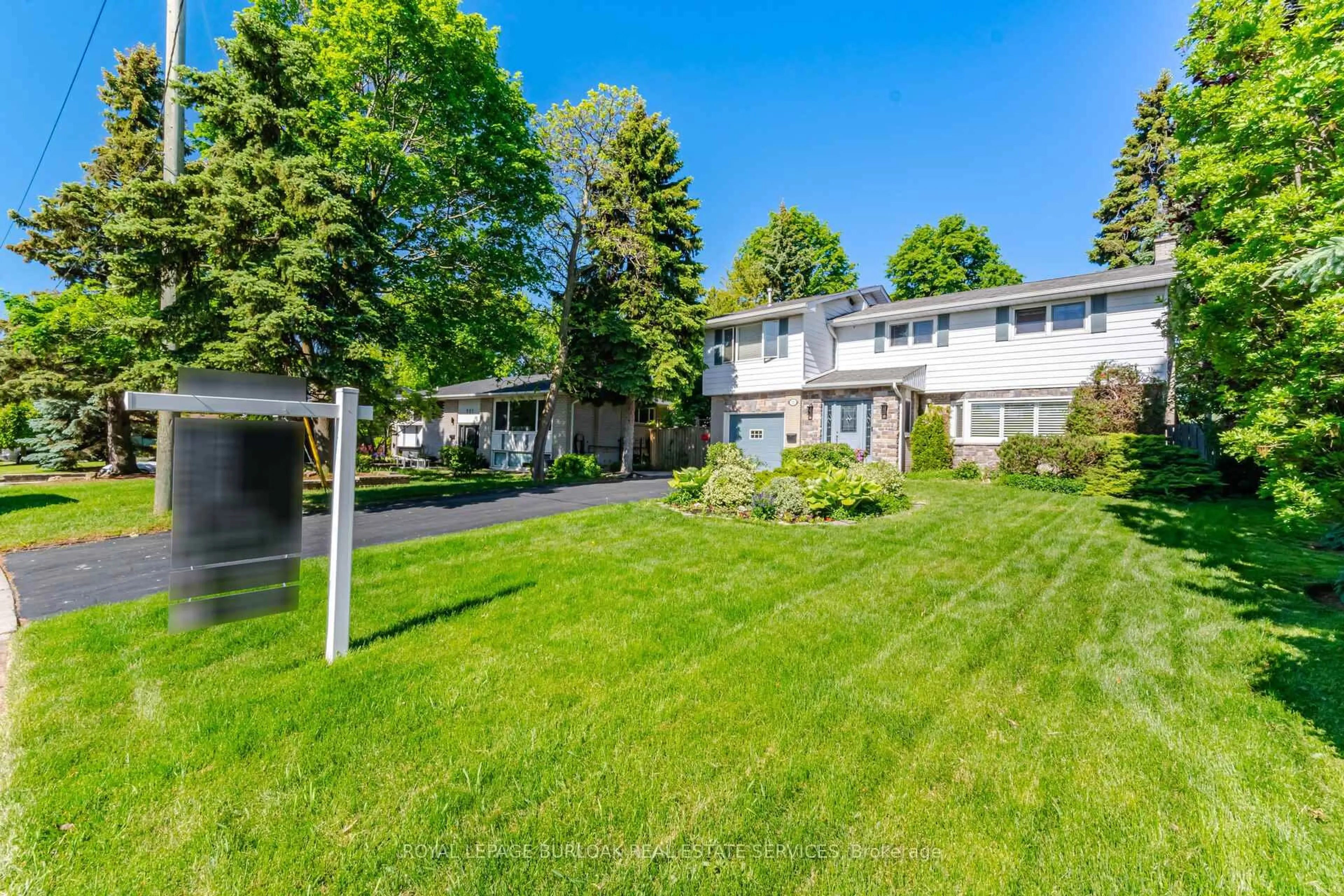 A pic from outside/outdoor area/front of a property/back of a property/a pic from drone, street for 525 Grand Blvd, Oakville Ontario L6H 1P4