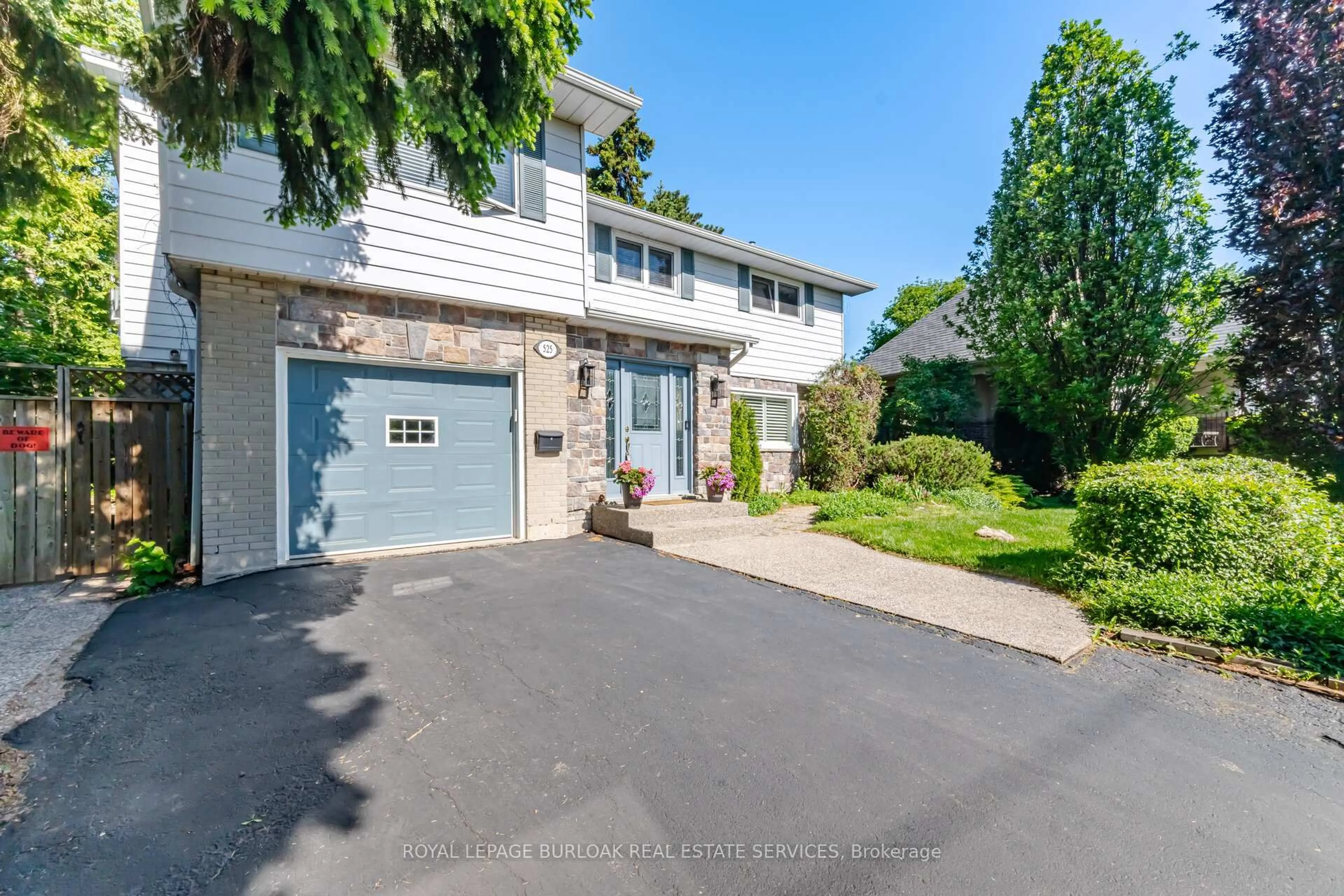 A pic from outside/outdoor area/front of a property/back of a property/a pic from drone, street for 525 Grand Blvd, Oakville Ontario L6H 1P4
