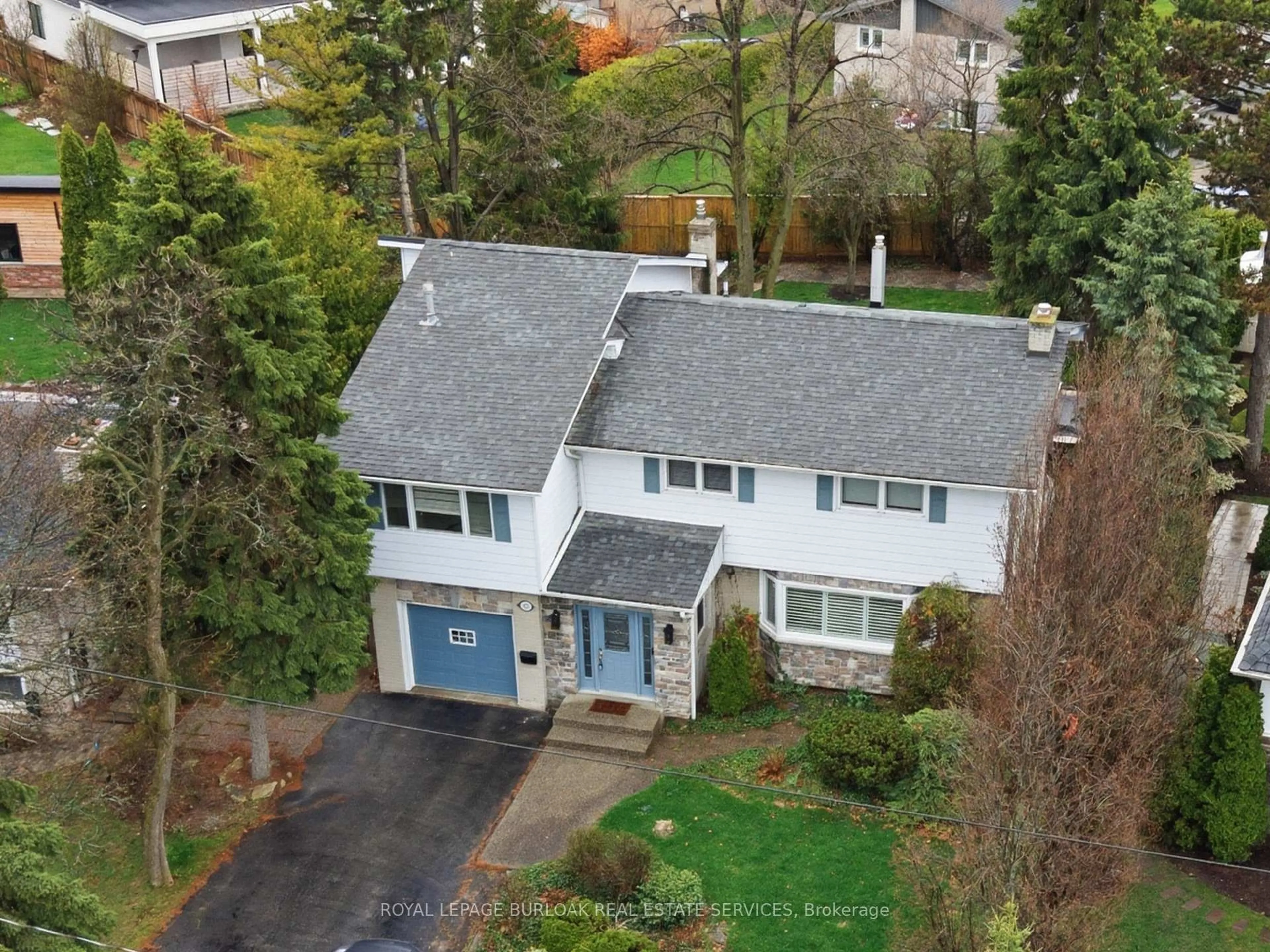 A pic from outside/outdoor area/front of a property/back of a property/a pic from drone, street for 525 Grand Blvd, Oakville Ontario L6H 1P4