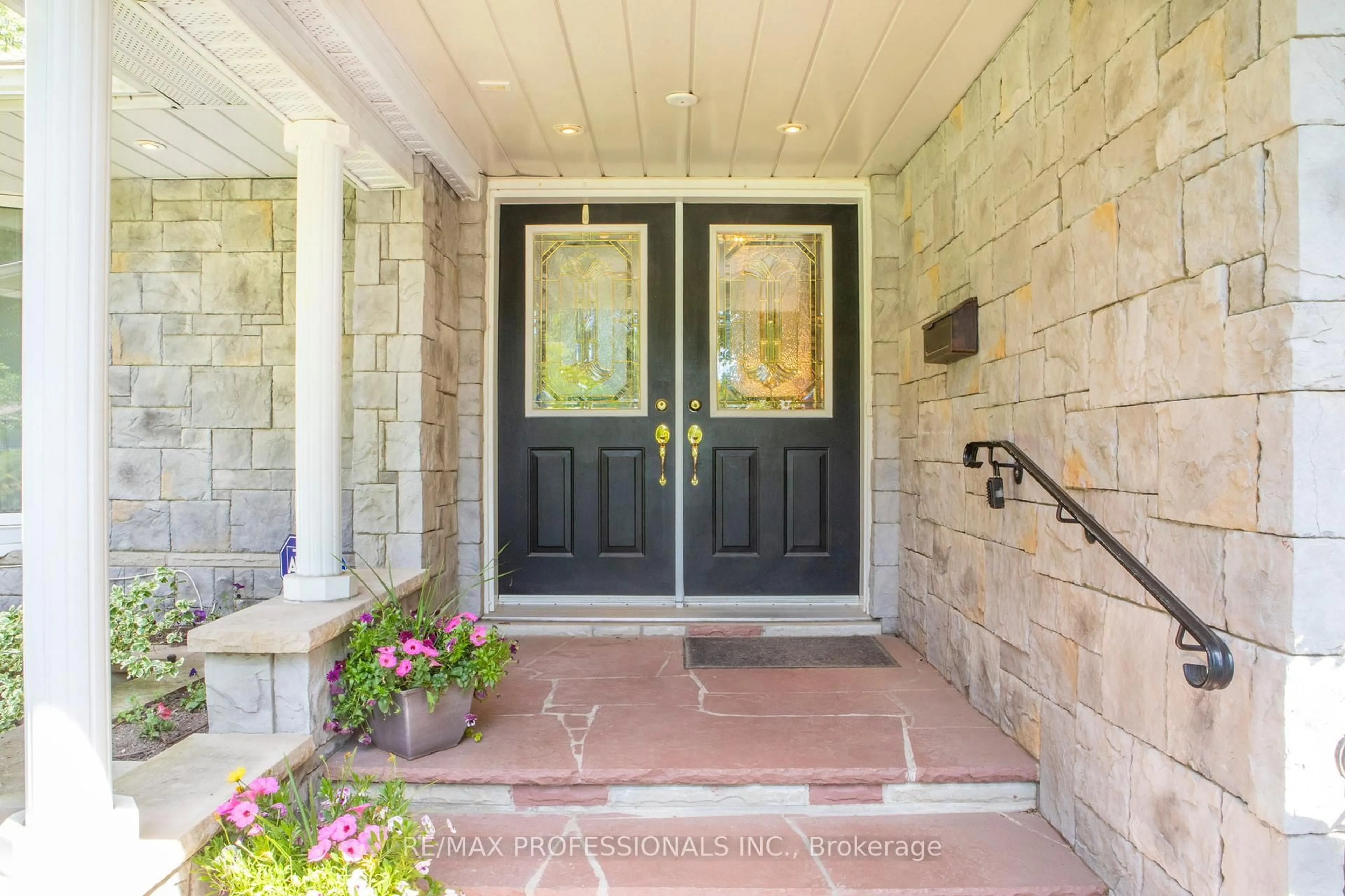 Indoor entryway for 109 Princess Margaret Blvd, Toronto Ontario M9B 2Z2