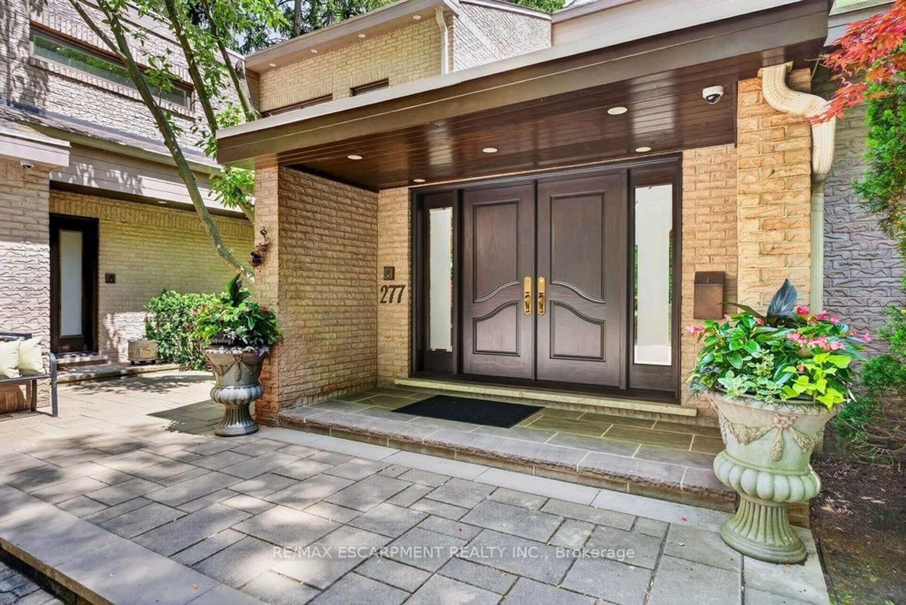 Indoor entryway for 277 Shoreacres Rd, Burlington Ontario L7L 2H3
