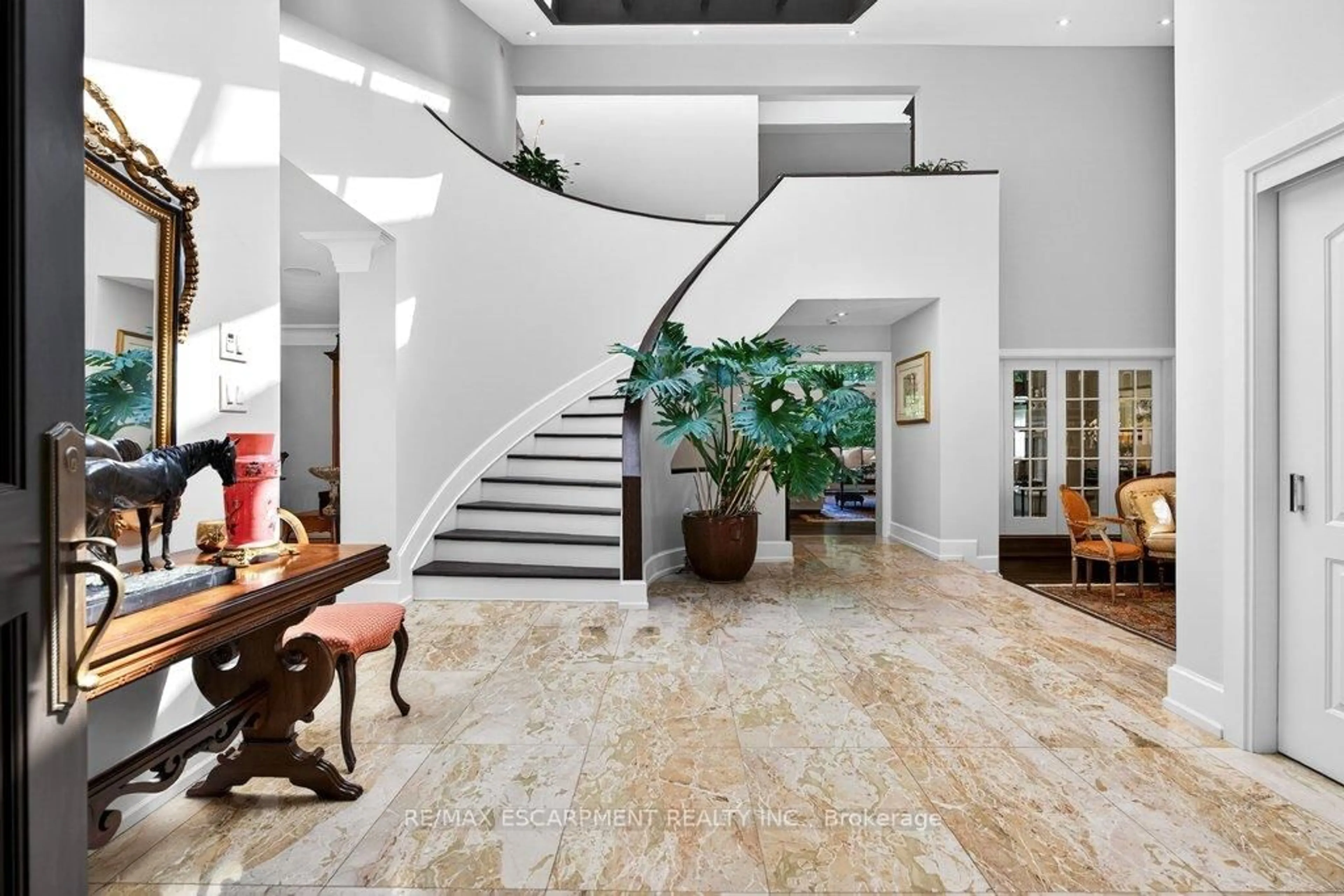 Indoor foyer for 277 Shoreacres Rd, Burlington Ontario L7L 2H3