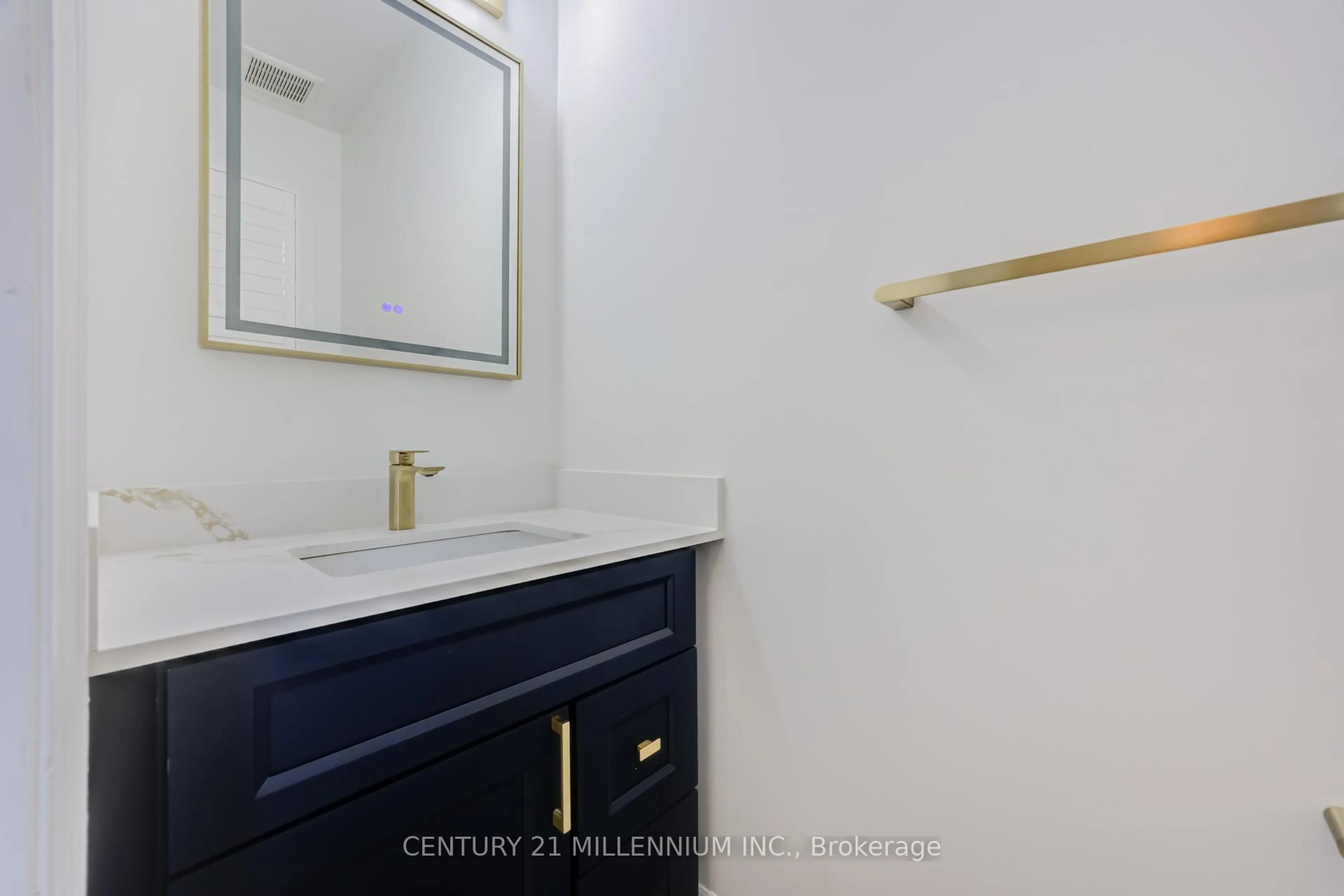 Standard bathroom, ceramic/tile floor for 90 Stedford Cres, Brampton Ontario L7A 0G4