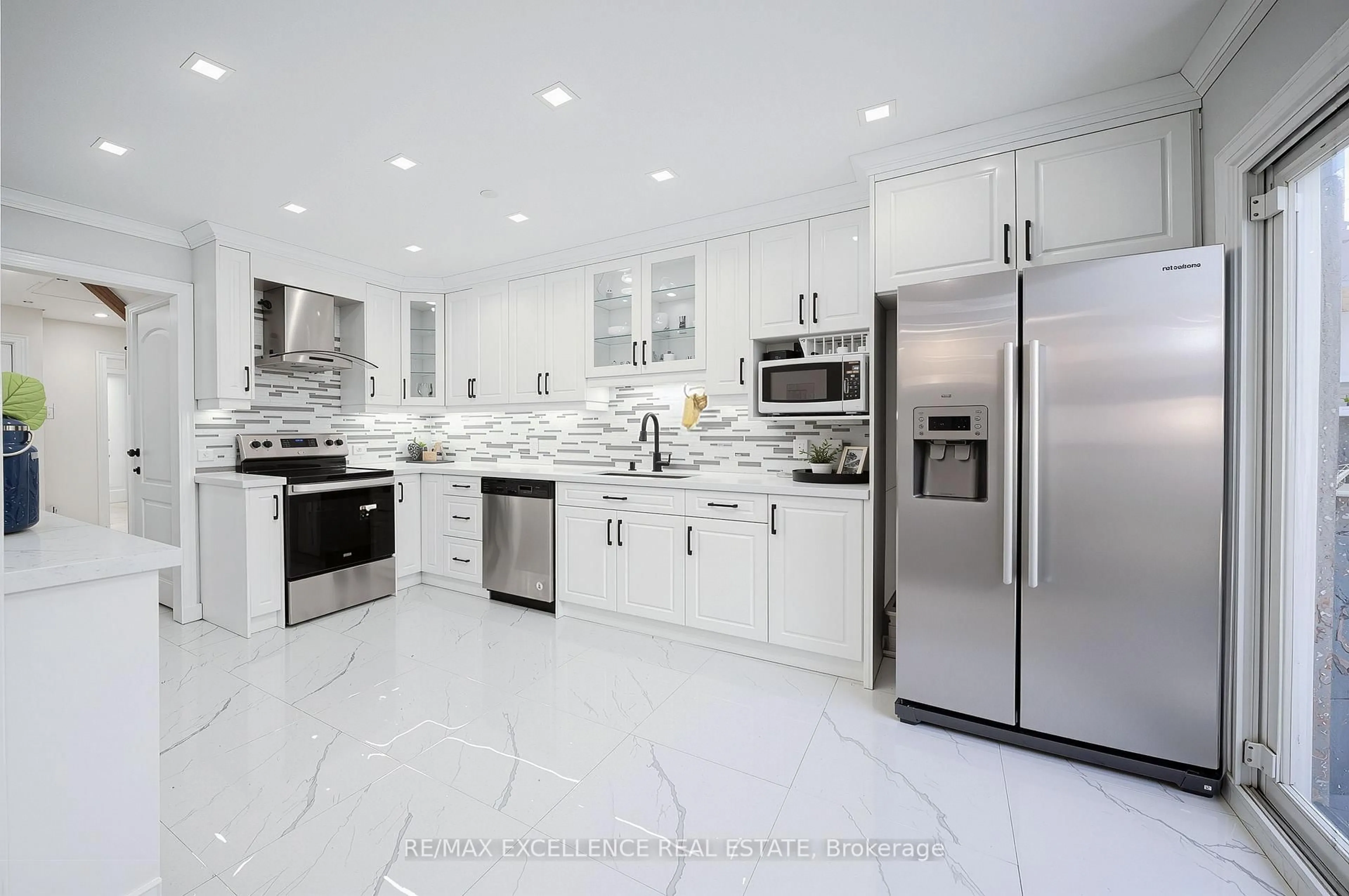 Contemporary kitchen, ceramic/tile floor for 5 Tulip Dr, Brampton Ontario L6Y 3T1