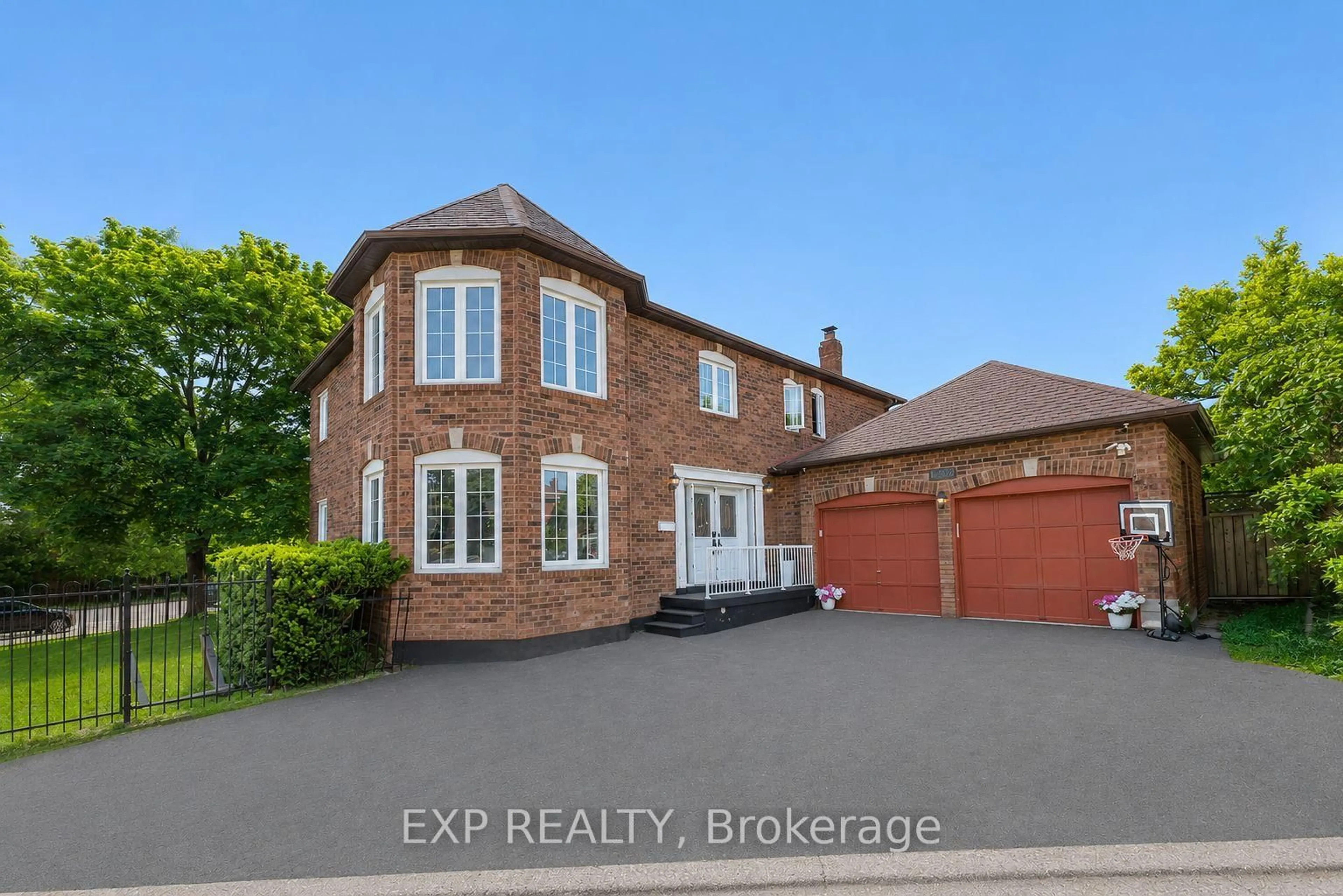 A pic from outside/outdoor area/front of a property/back of a property/a pic from drone, street for 6502 Tenth Line, Mississauga Ontario L5N 5T7
