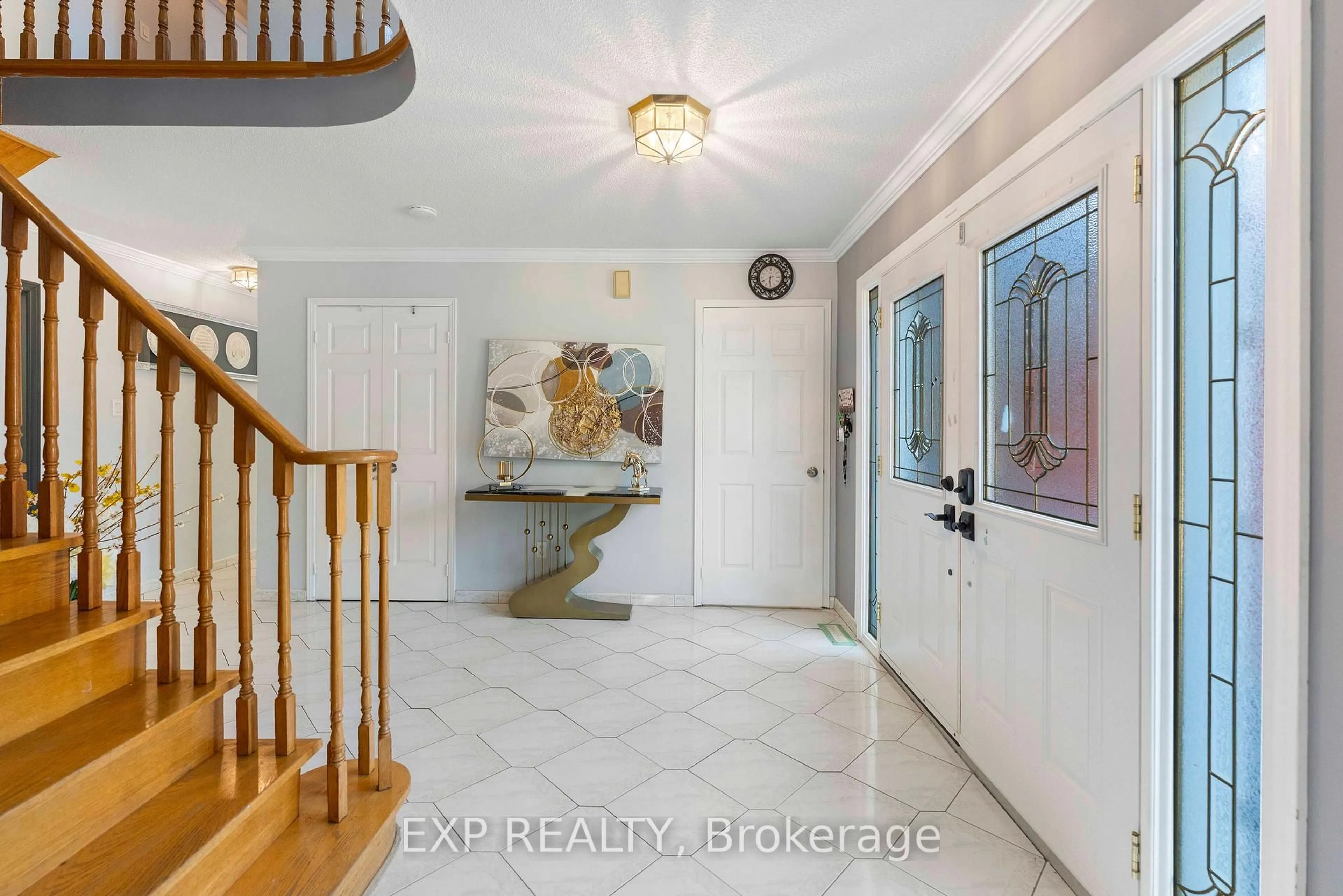 Indoor entryway for 6502 Tenth Line, Mississauga Ontario L5N 5T7