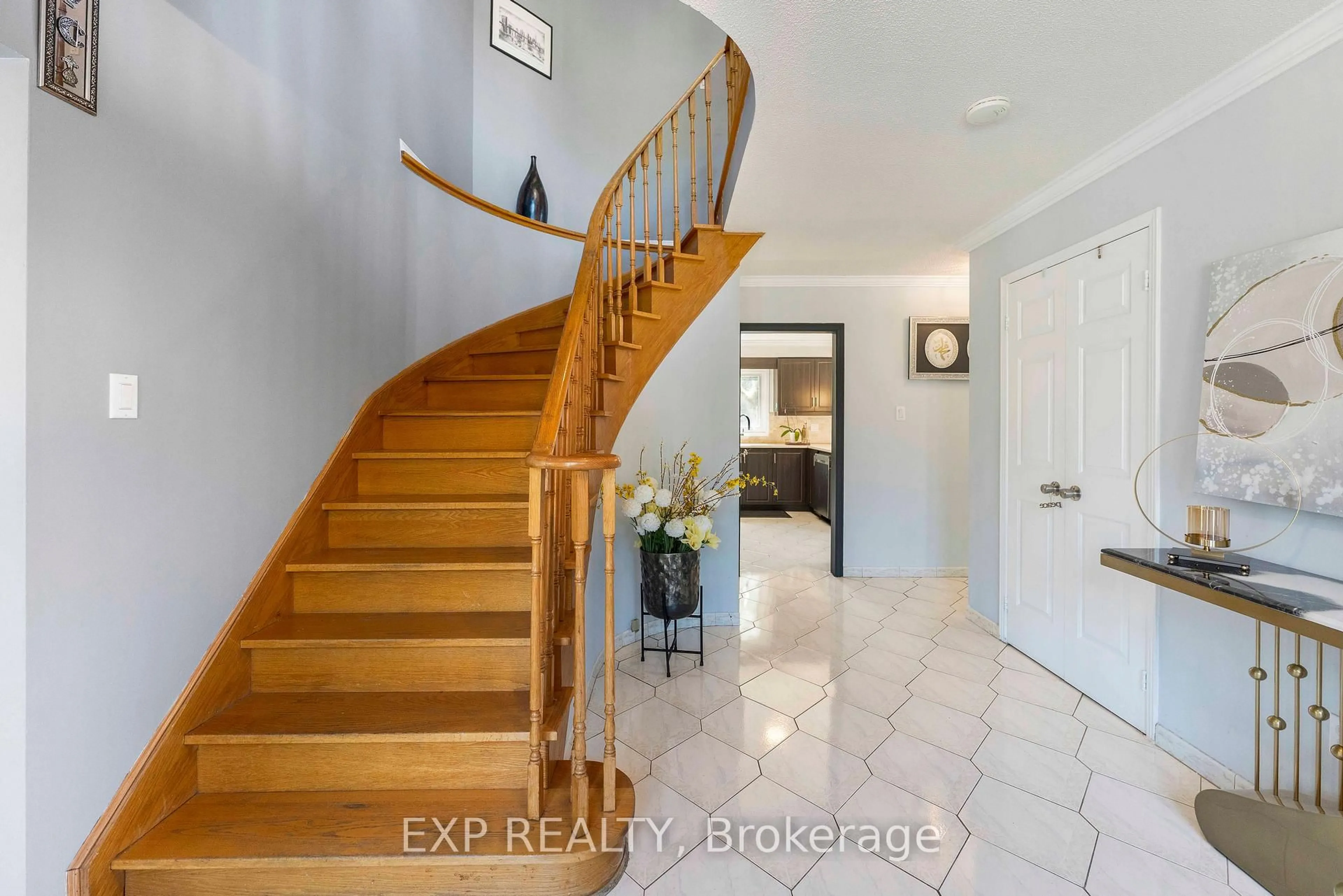 Indoor entryway for 6502 Tenth Line, Mississauga Ontario L5N 5T7