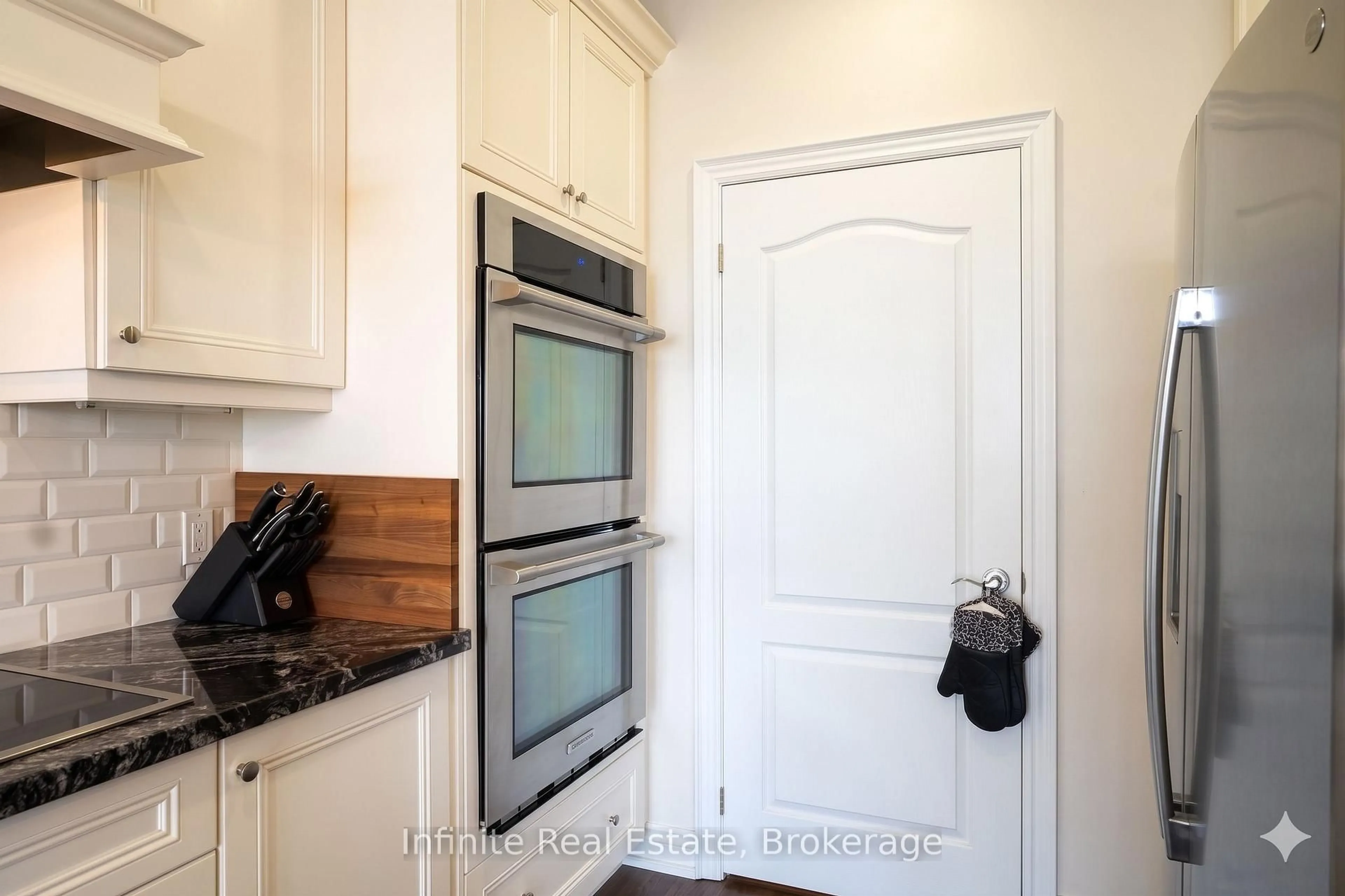 Standard kitchen, unknown for 44 Fawnridge Rd, Caledon Ontario L7C 3T9