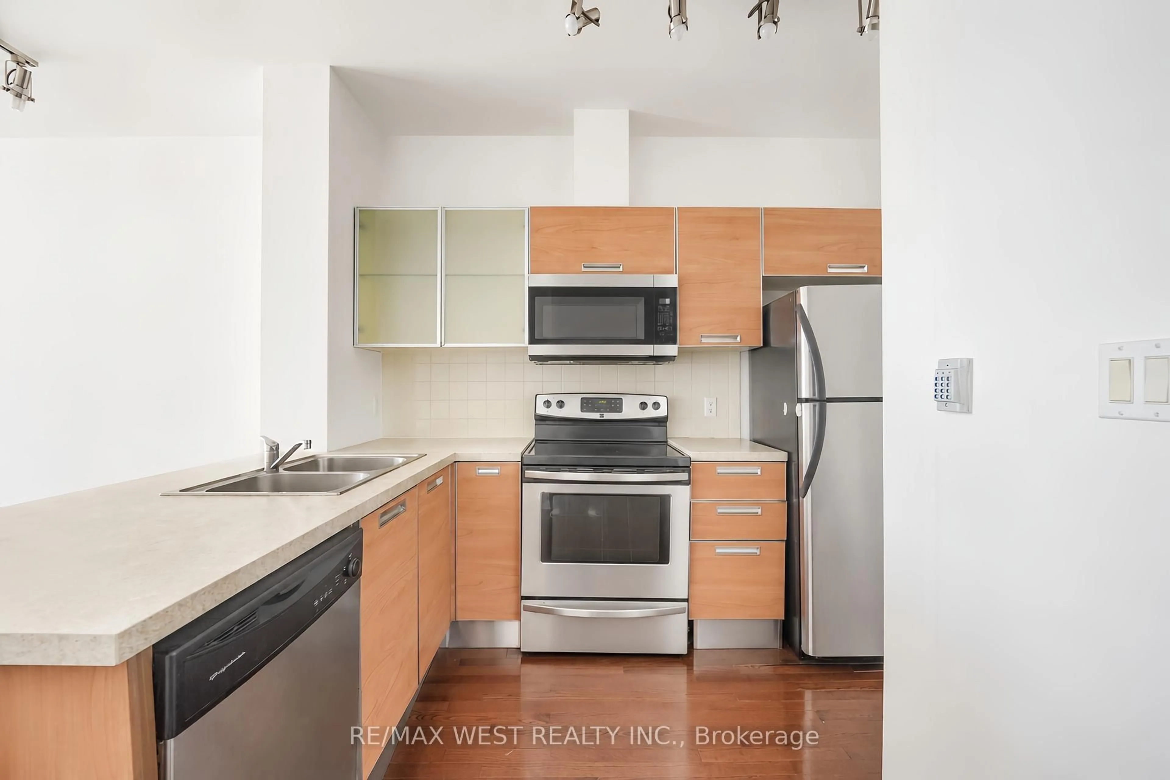 Standard kitchen, unknown for 3391 Bloor St #609, Toronto Ontario M8X 1G3