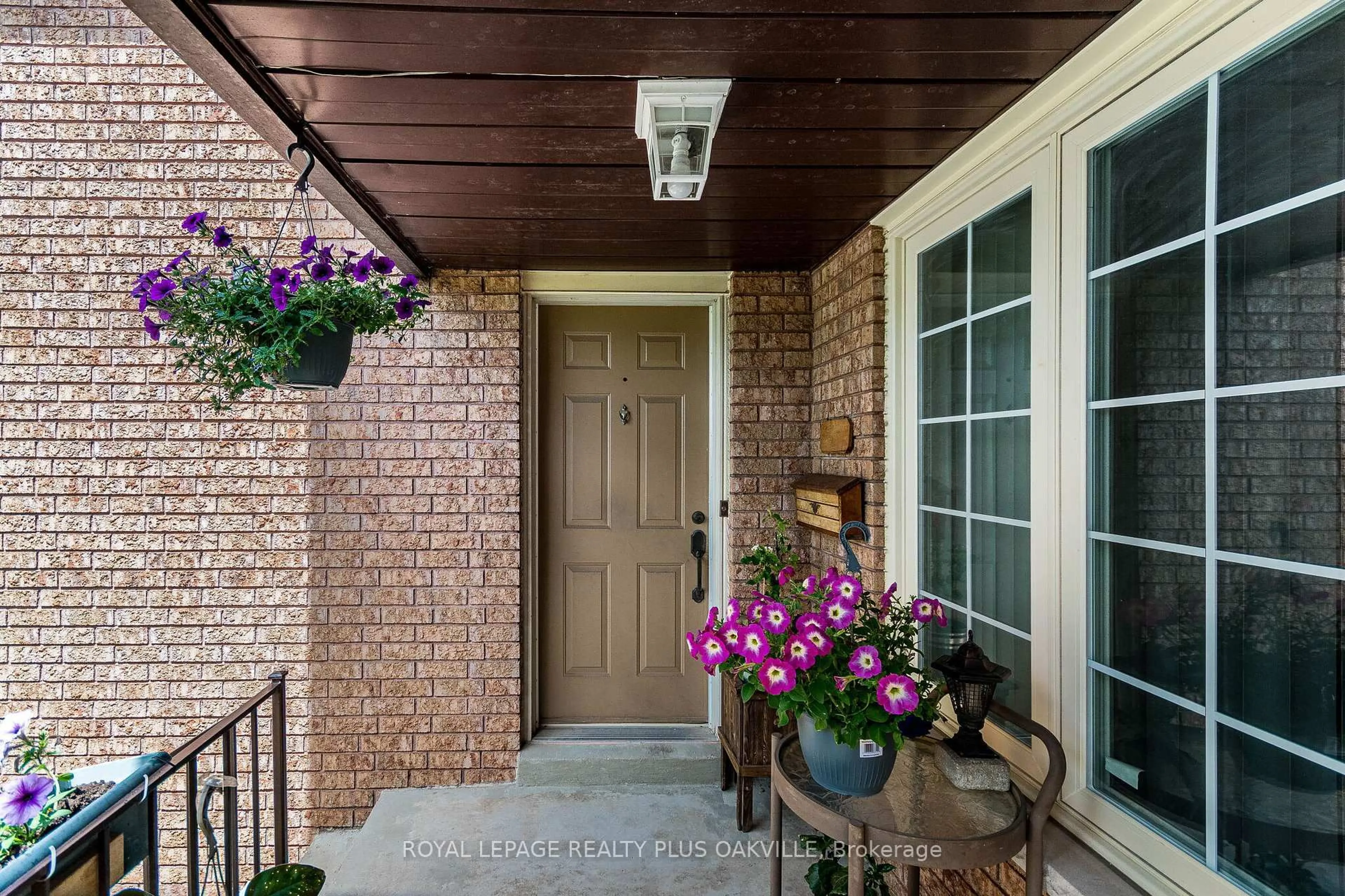 Indoor entryway for 1520 Roseway Dr, Mississauga Ontario L5M 5M5