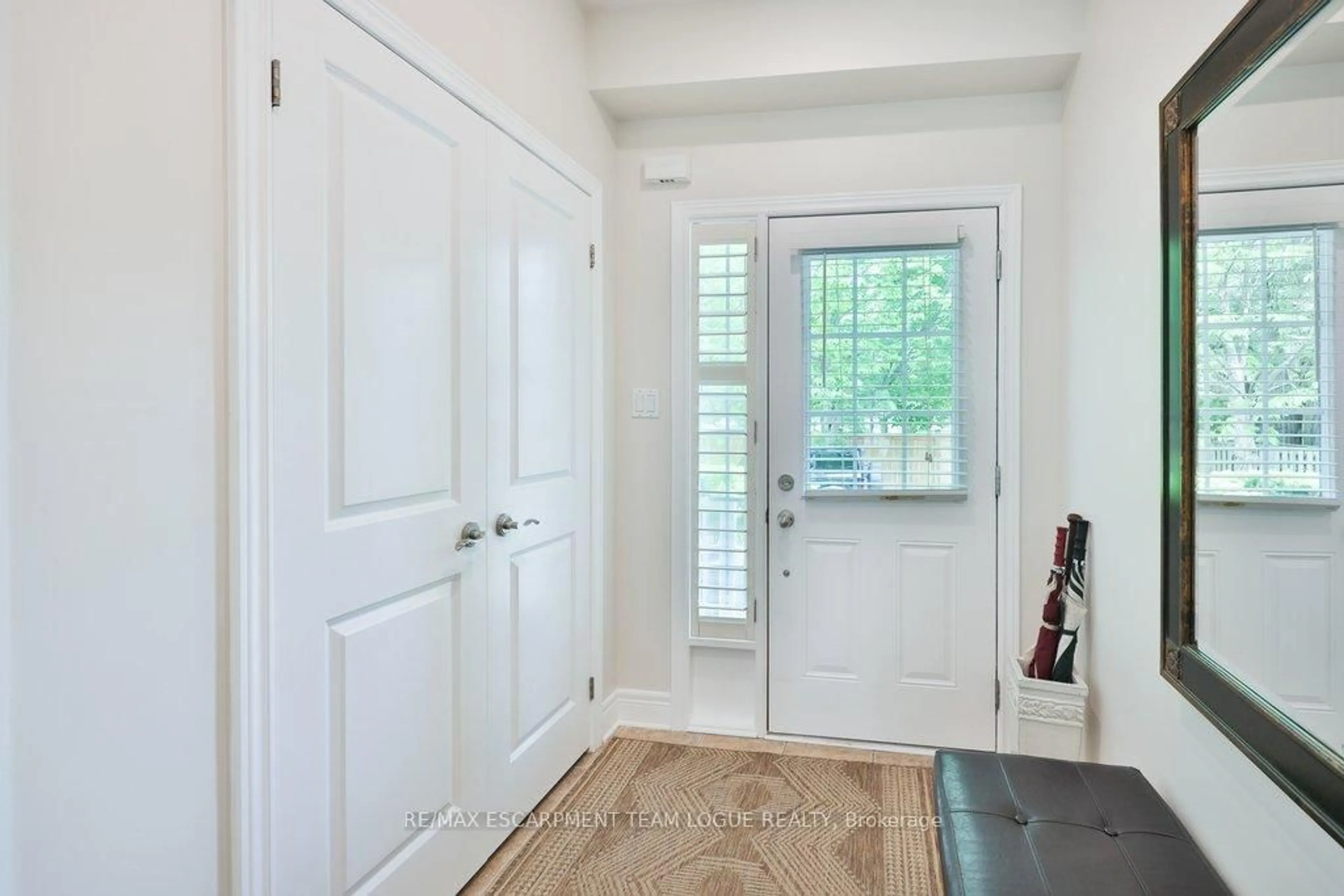 Indoor entryway for 540 GUELPH Line #6, Burlington Ontario L7R 3M4