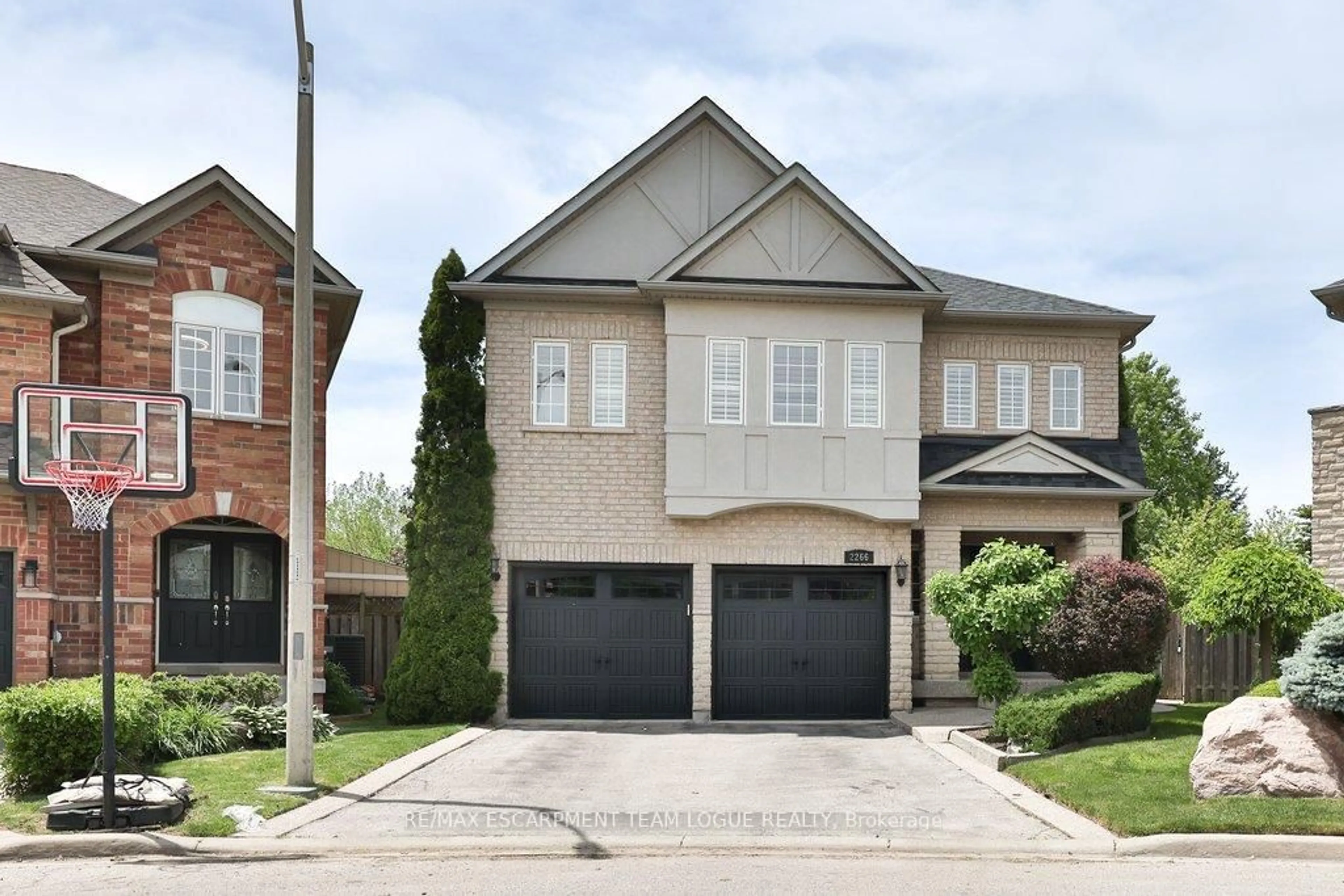 Home with brick exterior material, street for 2266 Elmside Cres, Burlington Ontario L7L 6Y5