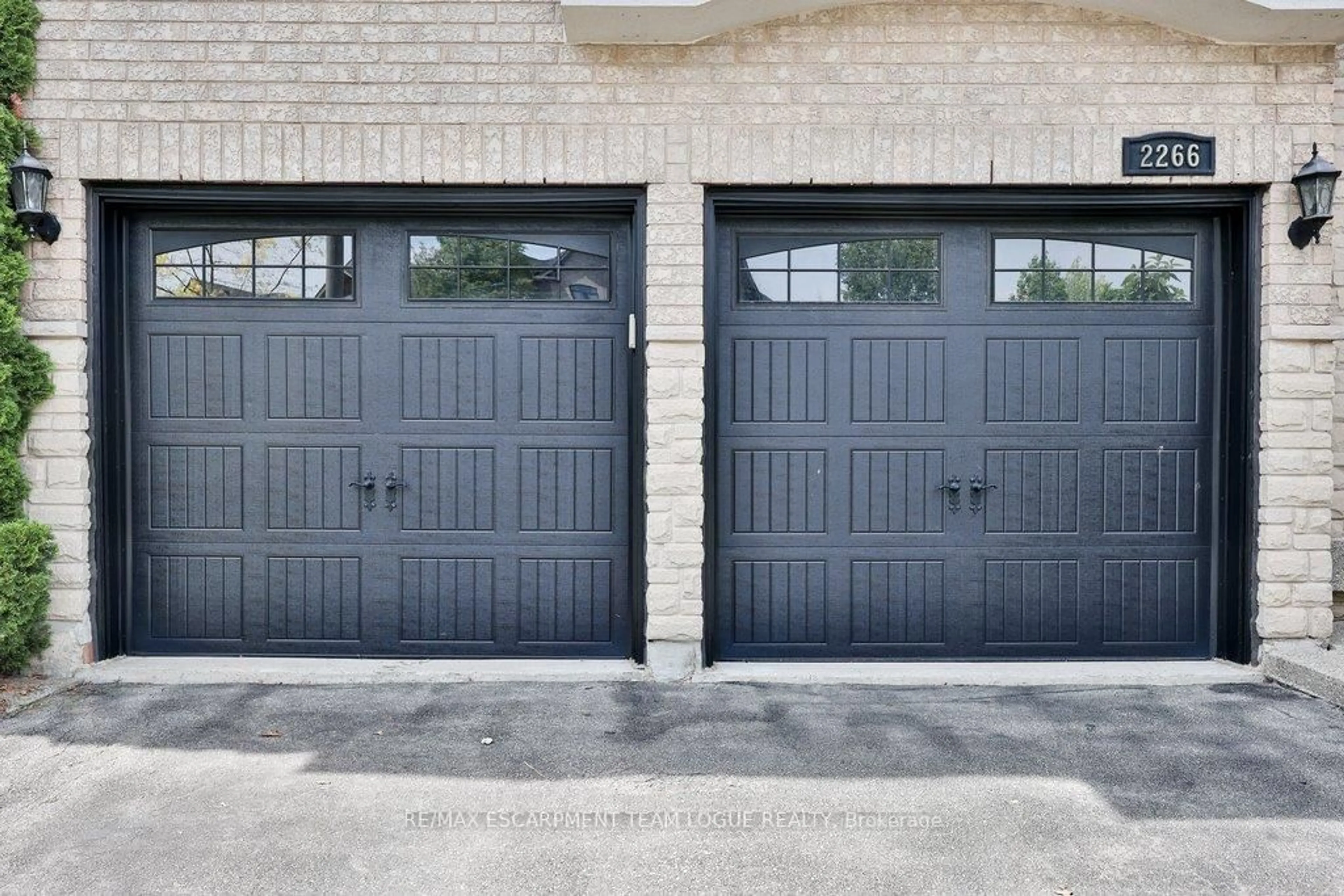 Indoor garage for 2266 Elmside Cres, Burlington Ontario L7L 6Y5