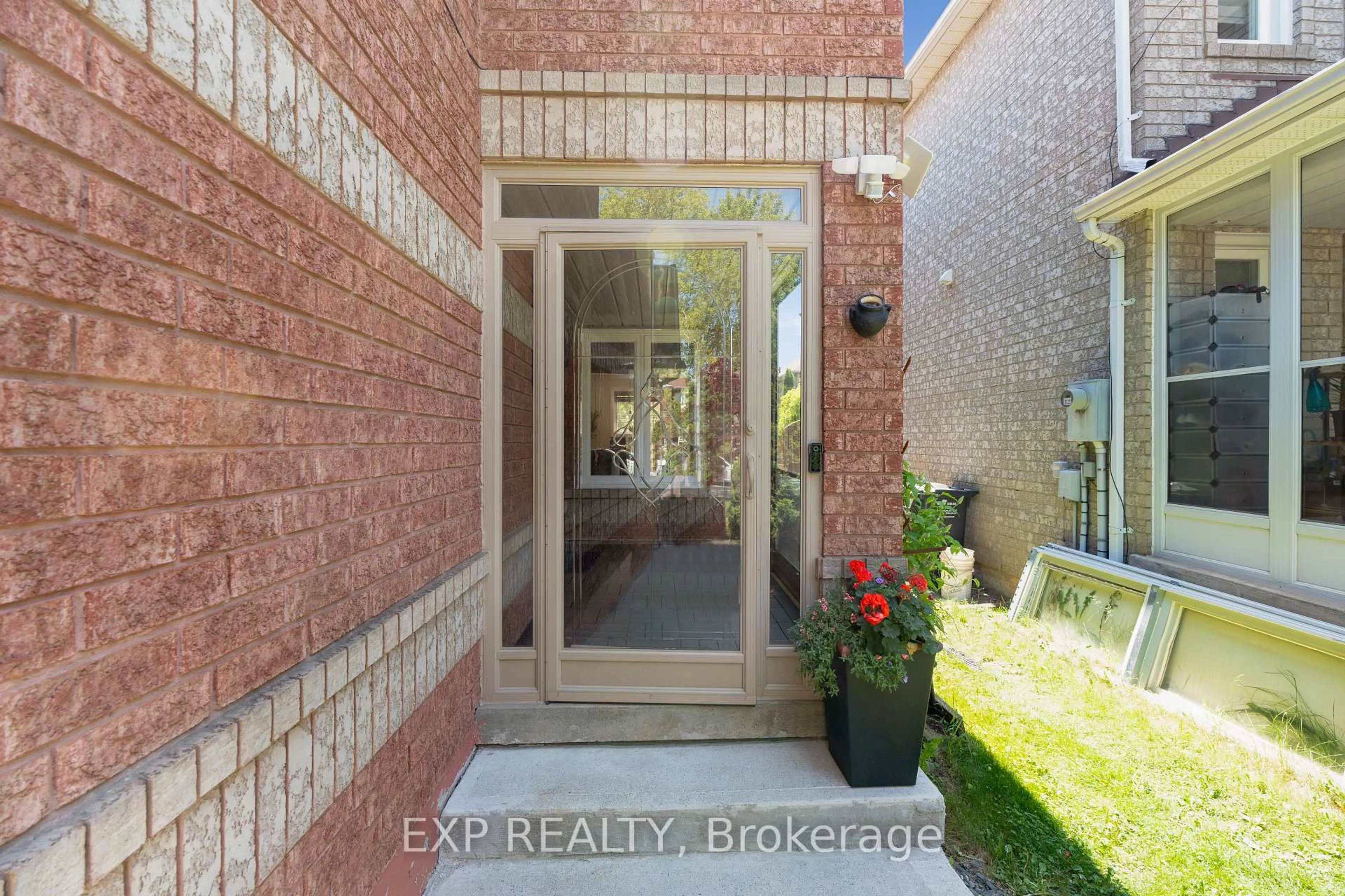 Indoor entryway for 6157 Snowy Owl Cres, Mississauga Ontario L5N 7B5