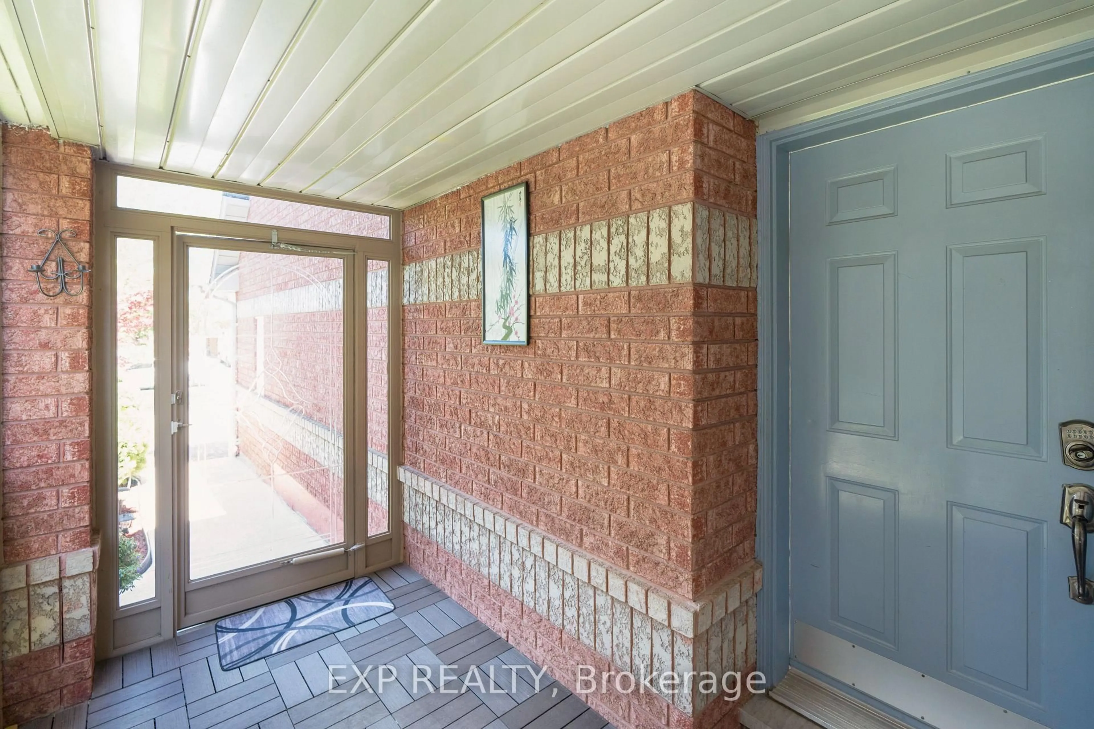 Indoor entryway for 6157 Snowy Owl Cres, Mississauga Ontario L5N 7B5