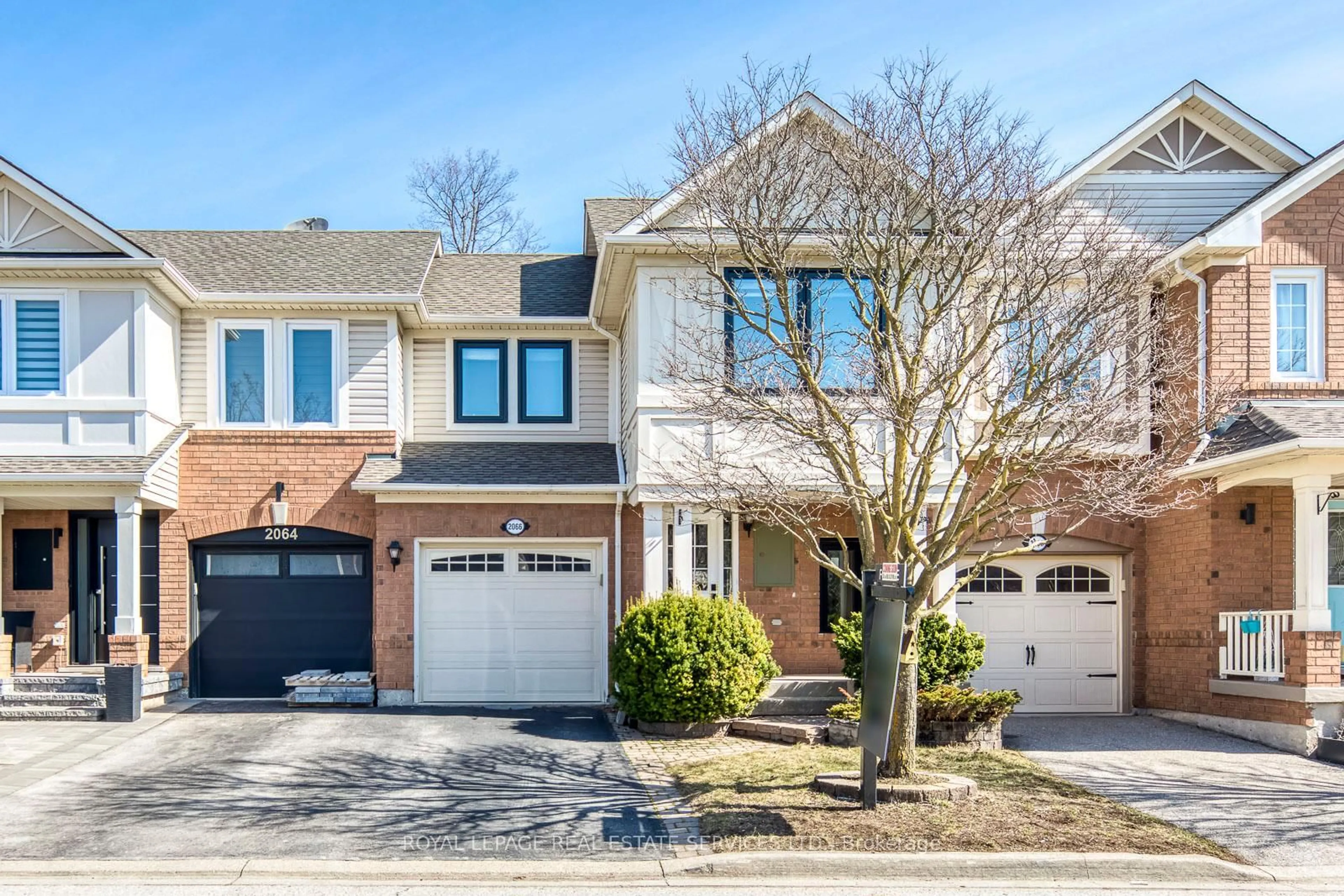 Home with brick exterior material, street for 2066 Broadleaf Cres, Burlington Ontario L7L 6S4