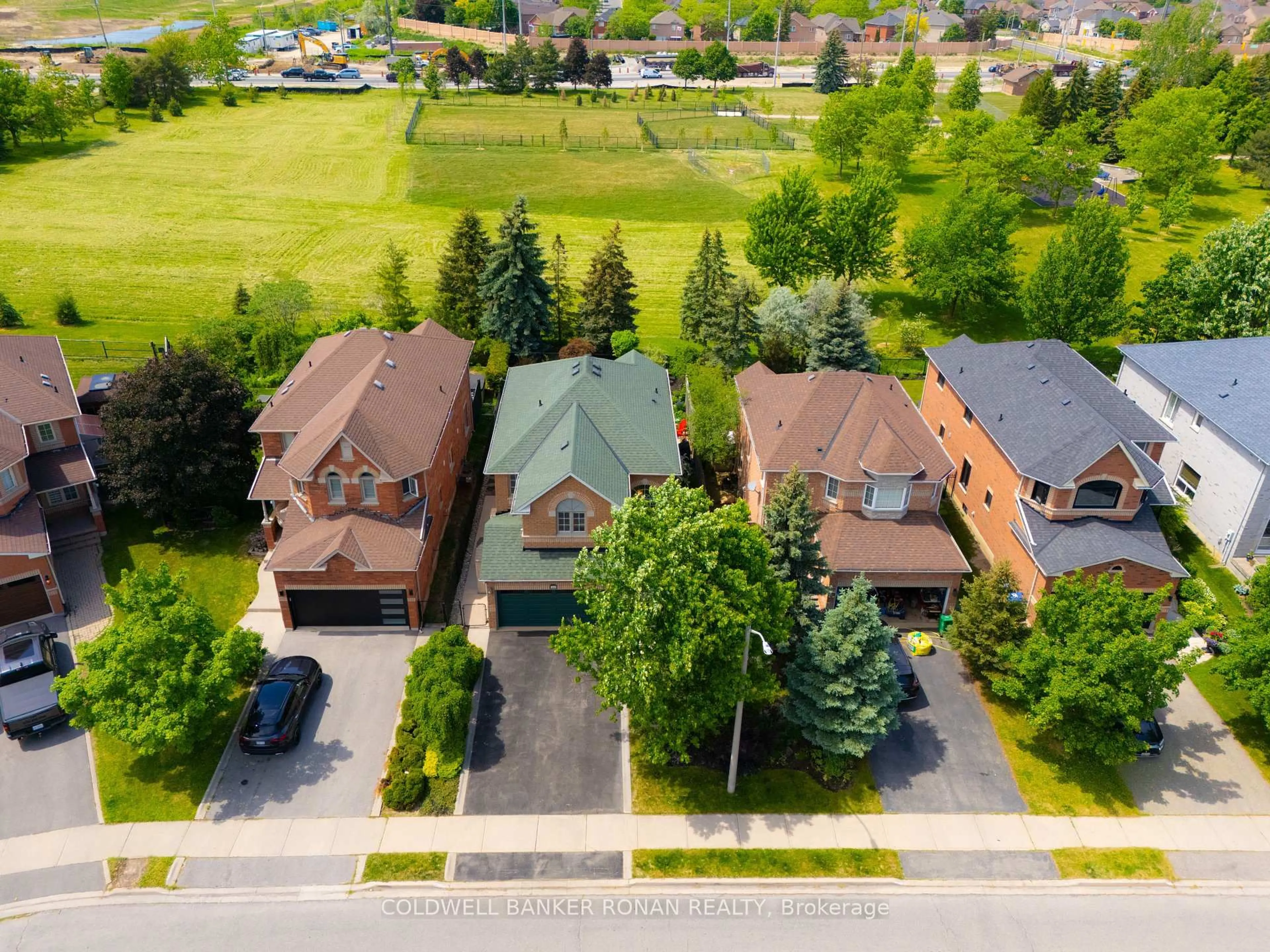 A pic from outside/outdoor area/front of a property/back of a property/a pic from drone, street for 44 Baccarat Cres, Brampton Ontario L7A 1K7