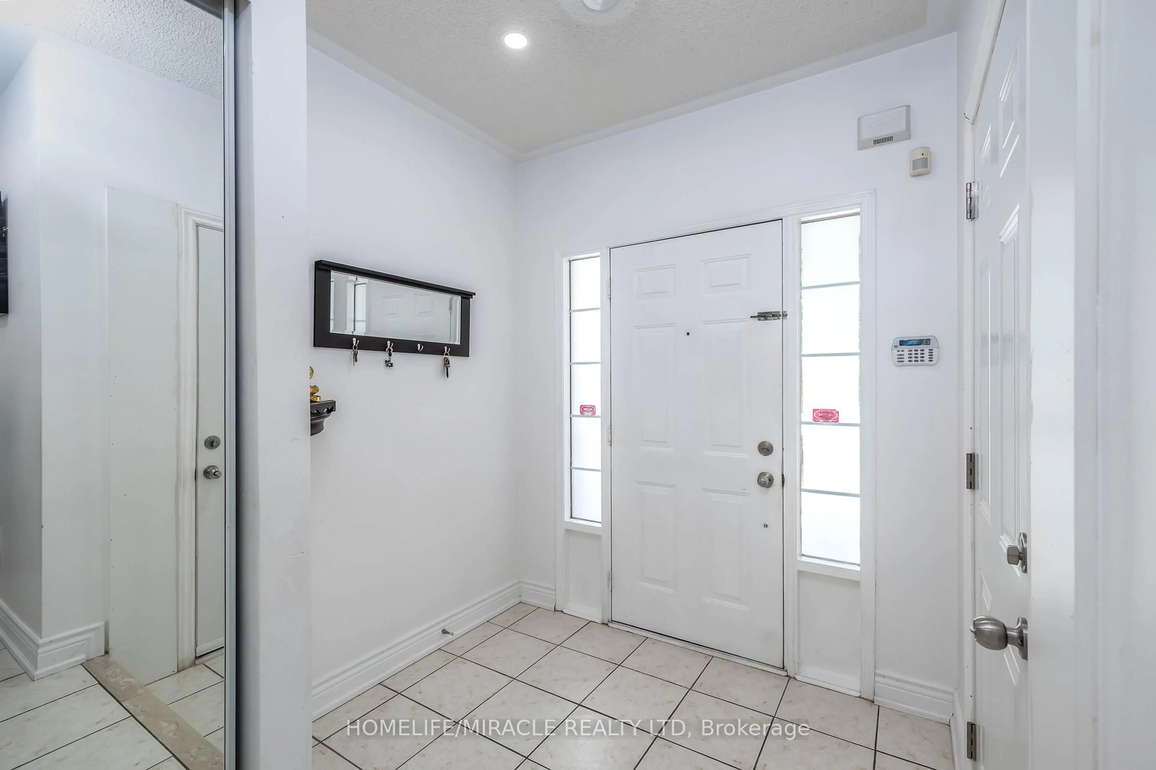Indoor foyer for 17 Baha Cres, Brampton Ontario L7A 2J2