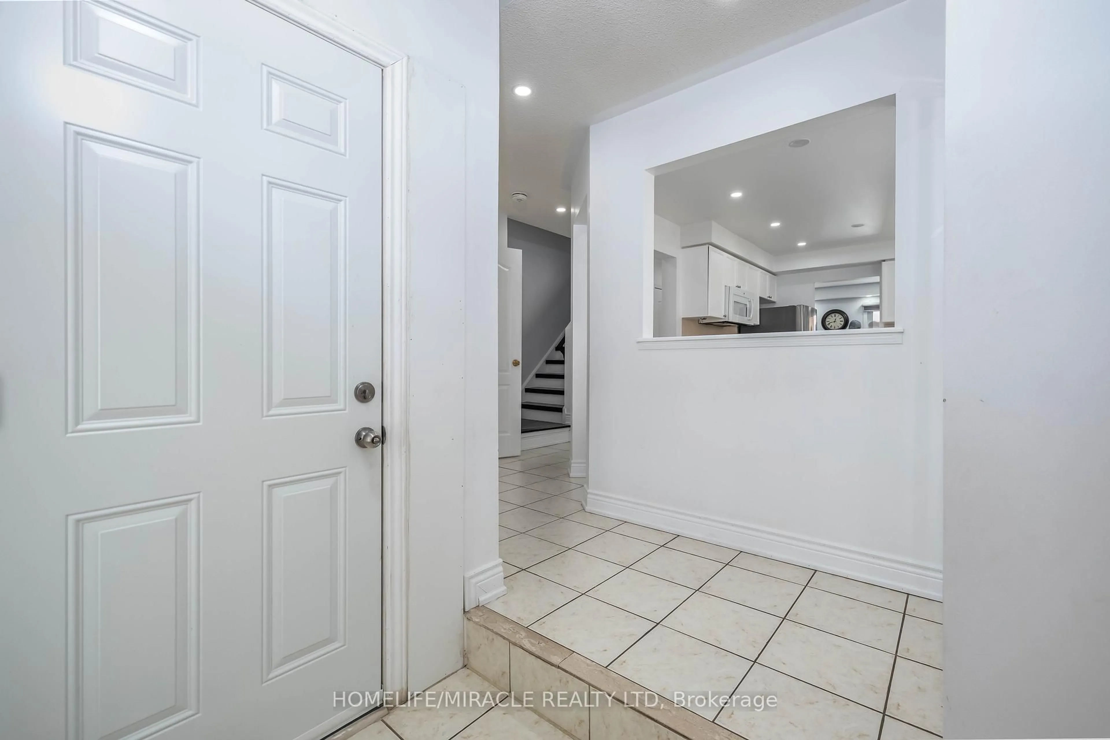 Indoor entryway for 17 Baha Cres, Brampton Ontario L7A 2J2