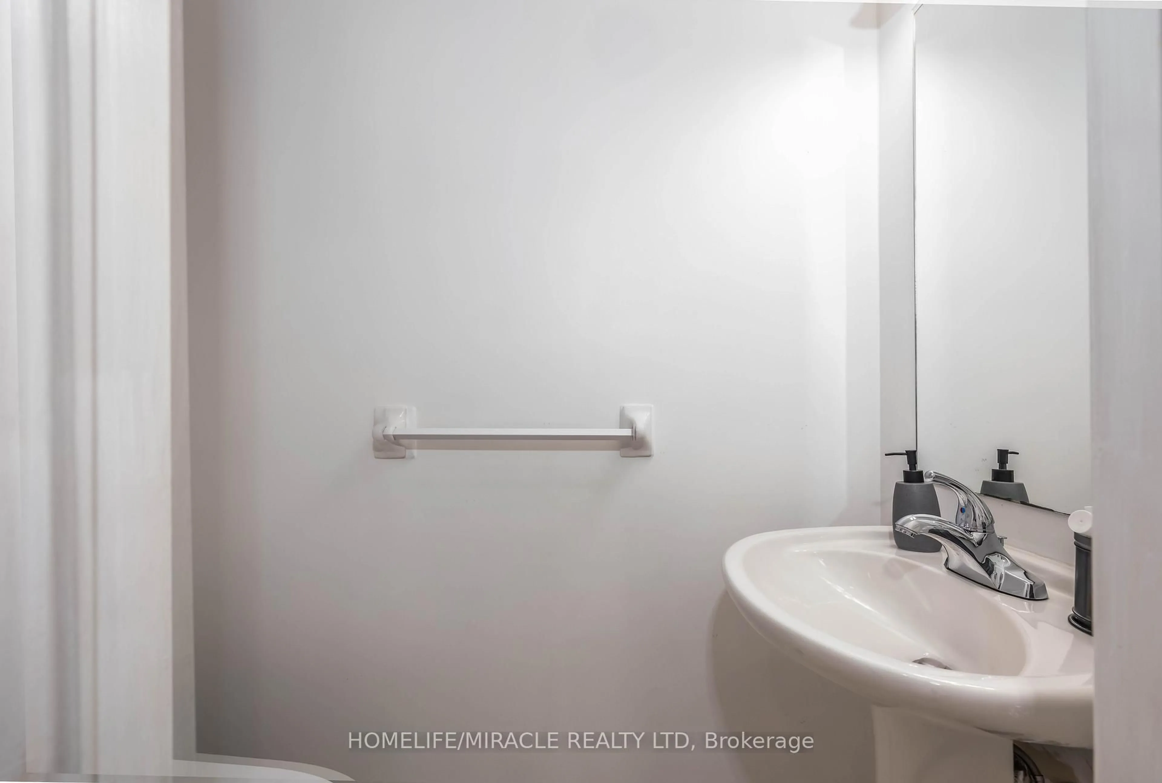 Standard bathroom, floor is not visible for 17 Baha Cres, Brampton Ontario L7A 2J2
