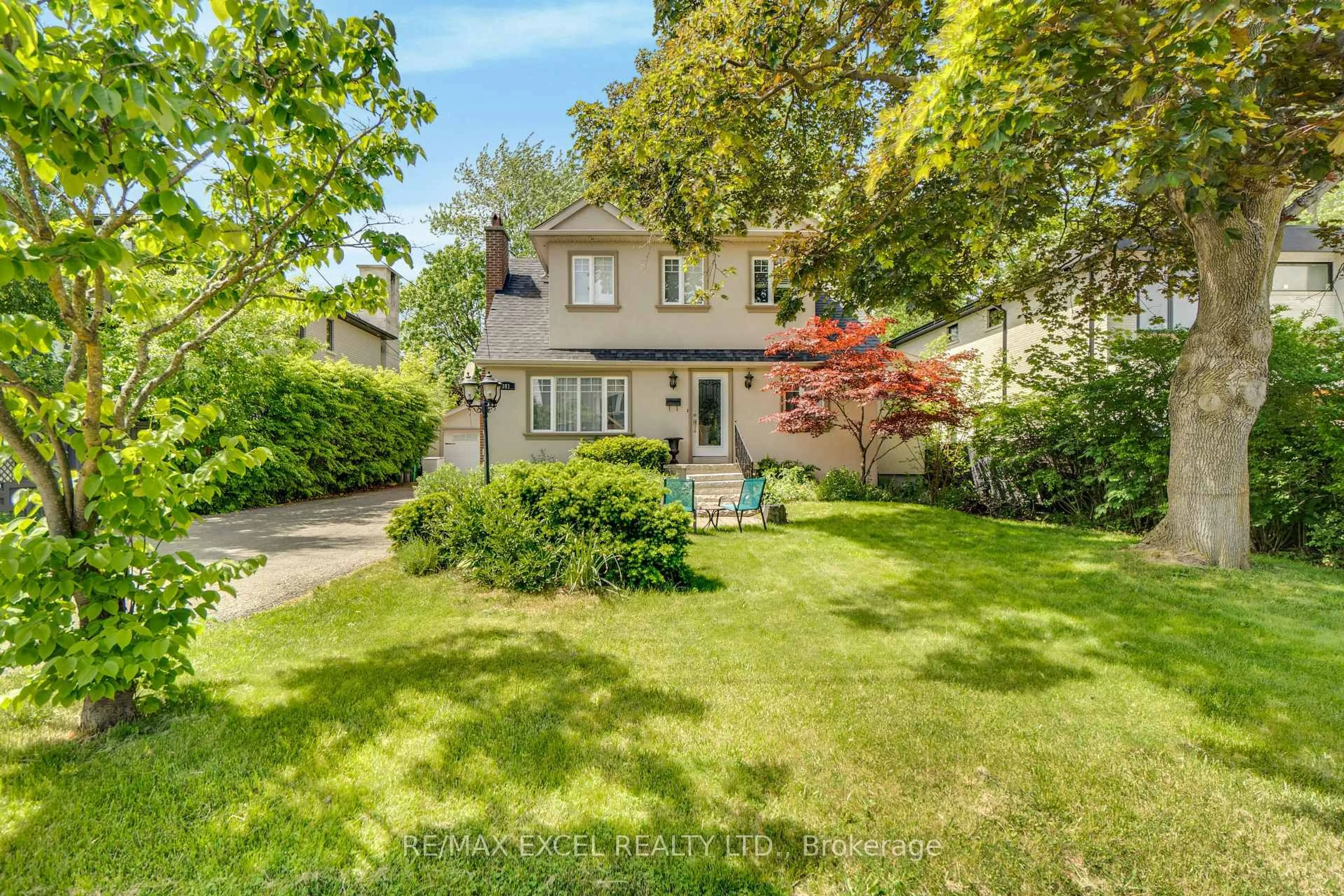 A pic from outside/outdoor area/front of a property/back of a property/a pic from drone, street for 381 Niar Ave, Mississauga Ontario L5G 1W2