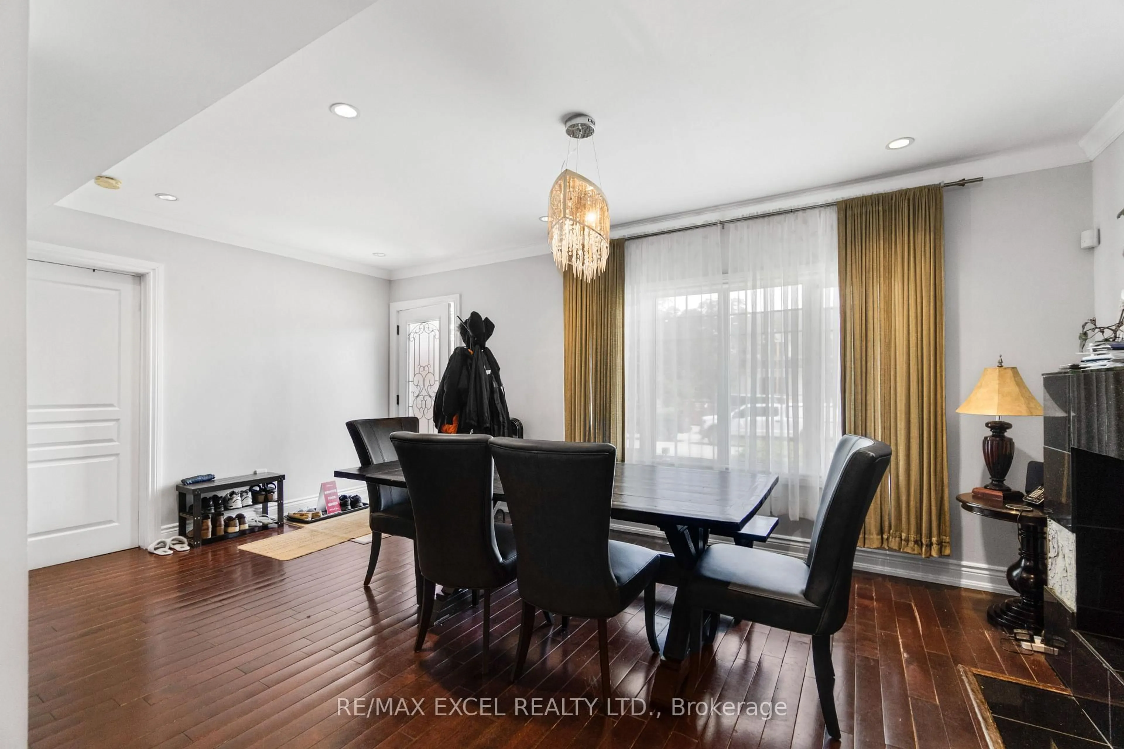 Dining room, wood/laminate floor for 381 Niar Ave, Mississauga Ontario L5G 1W2