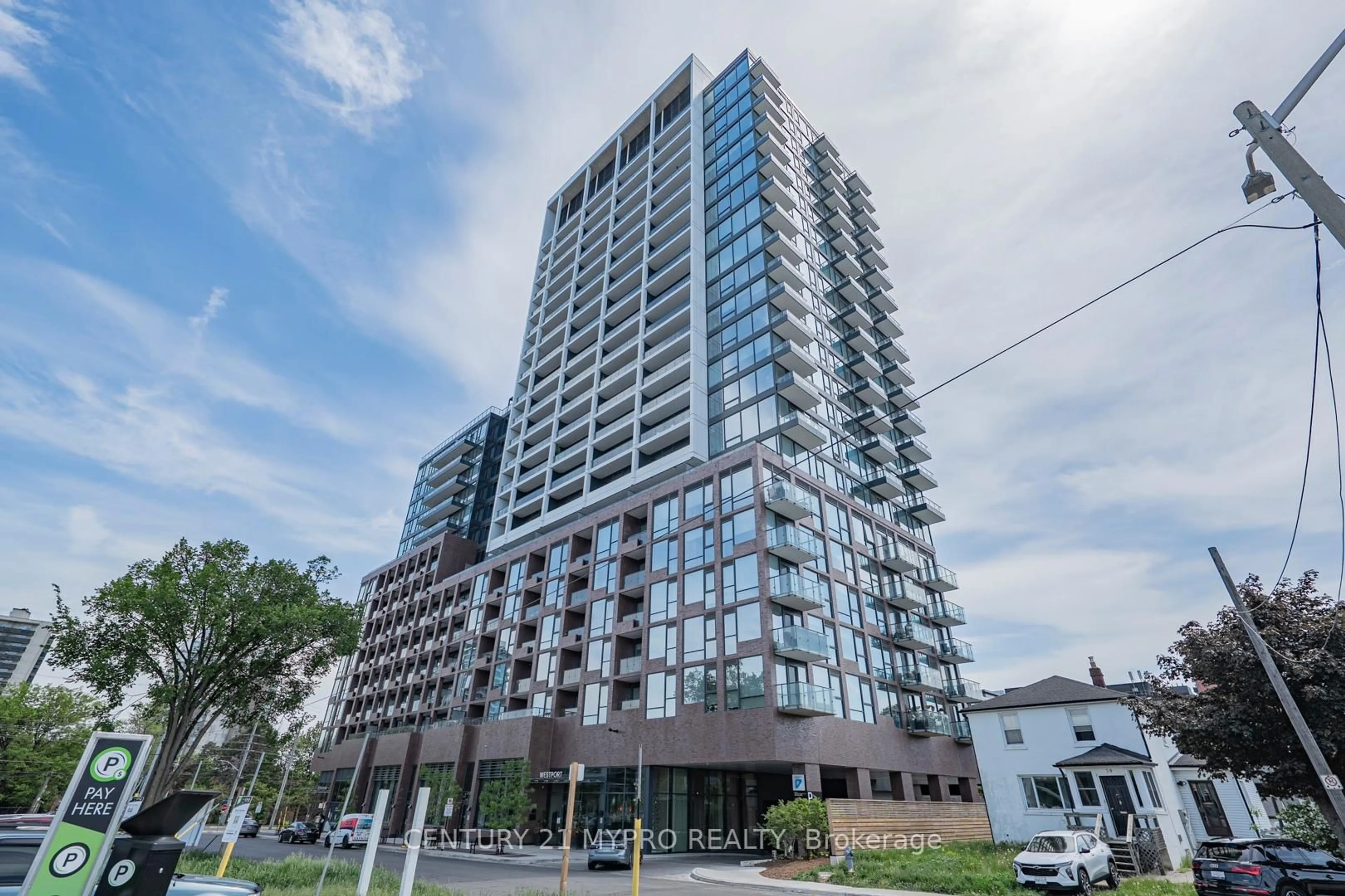 Indoor foyer for 28 Ann St #520, Mississauga Ontario L5G 0E1