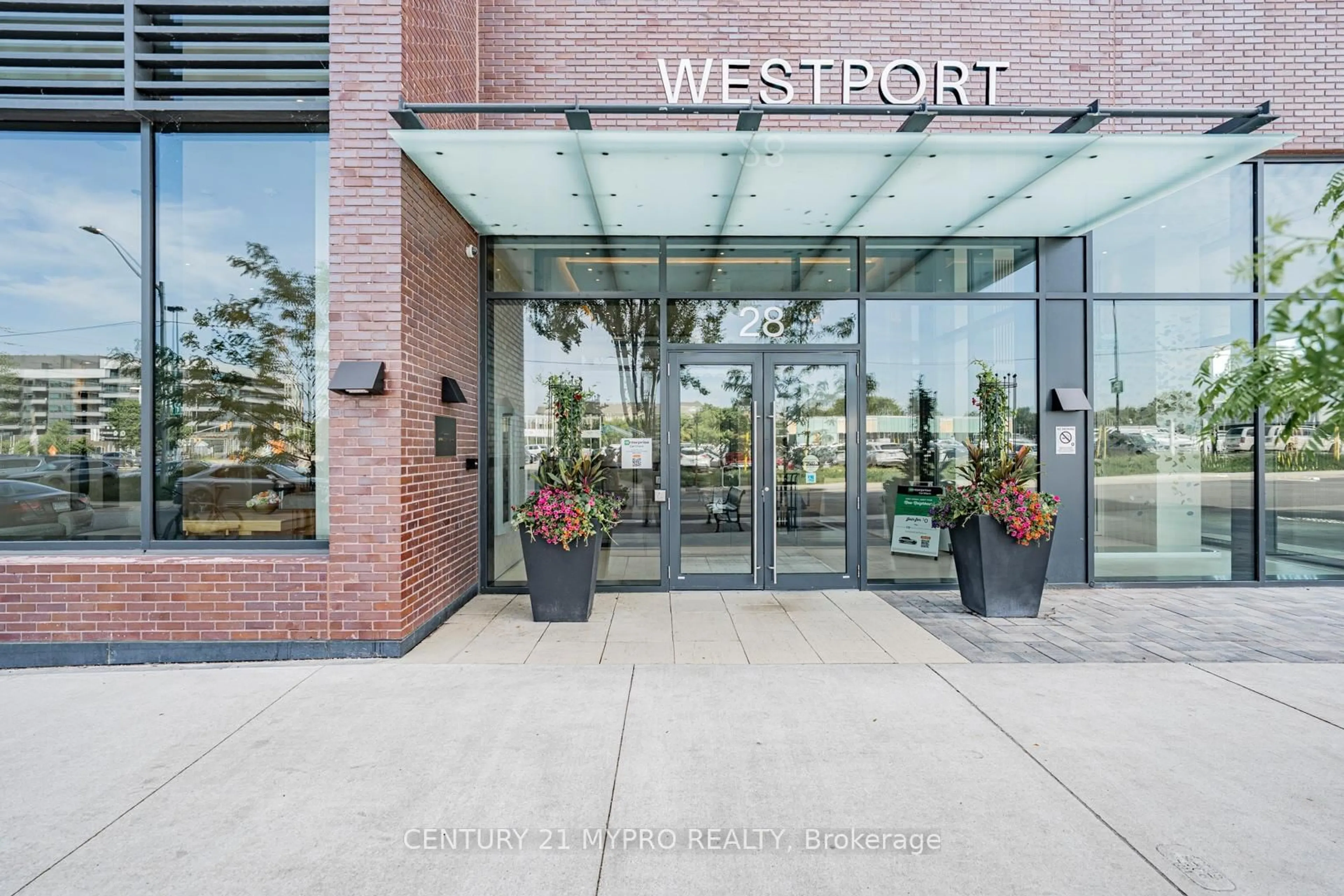 Indoor foyer for 28 Ann St #520, Mississauga Ontario L5G 0E1