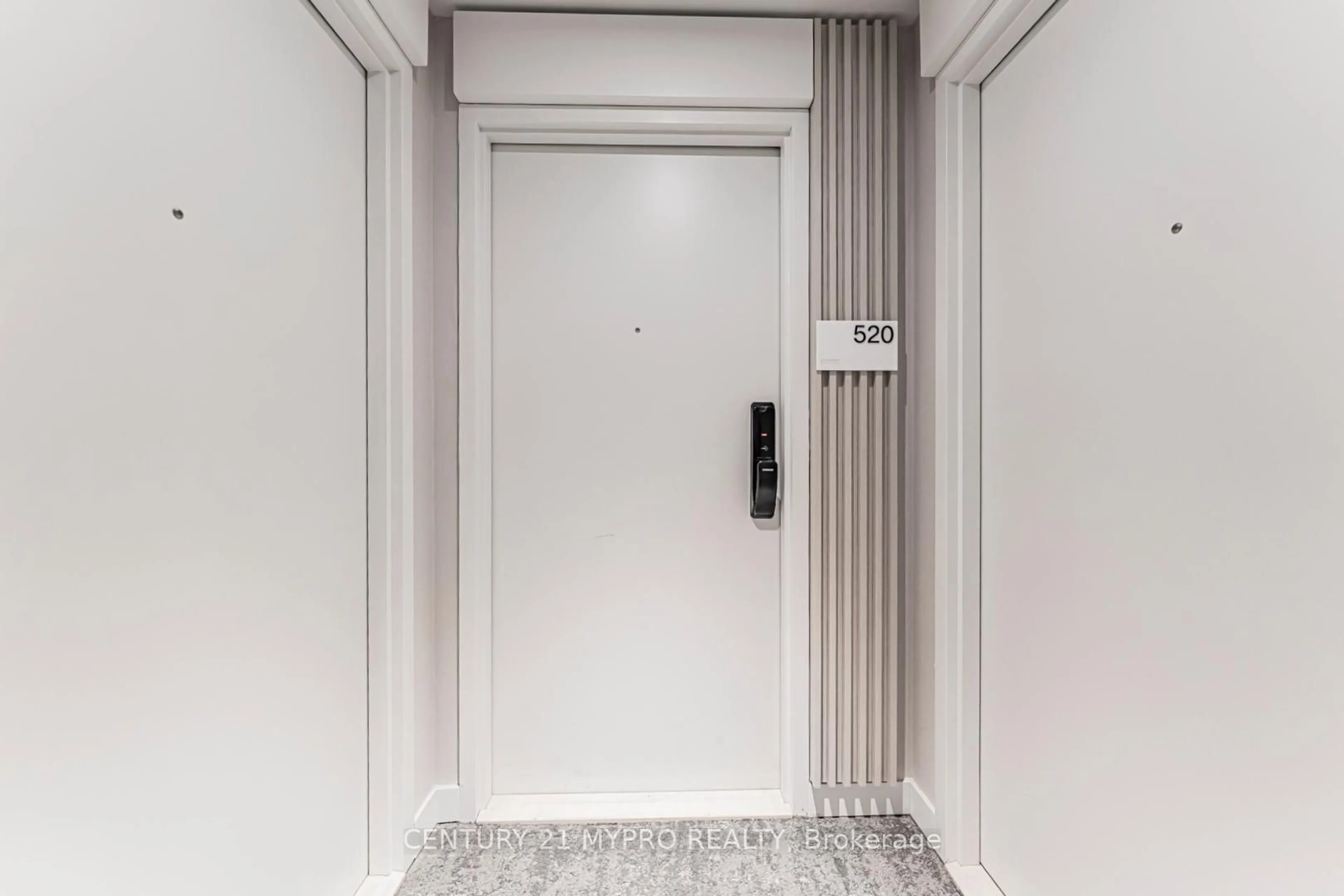 Indoor foyer for 28 Ann St #520, Mississauga Ontario L5G 0E1