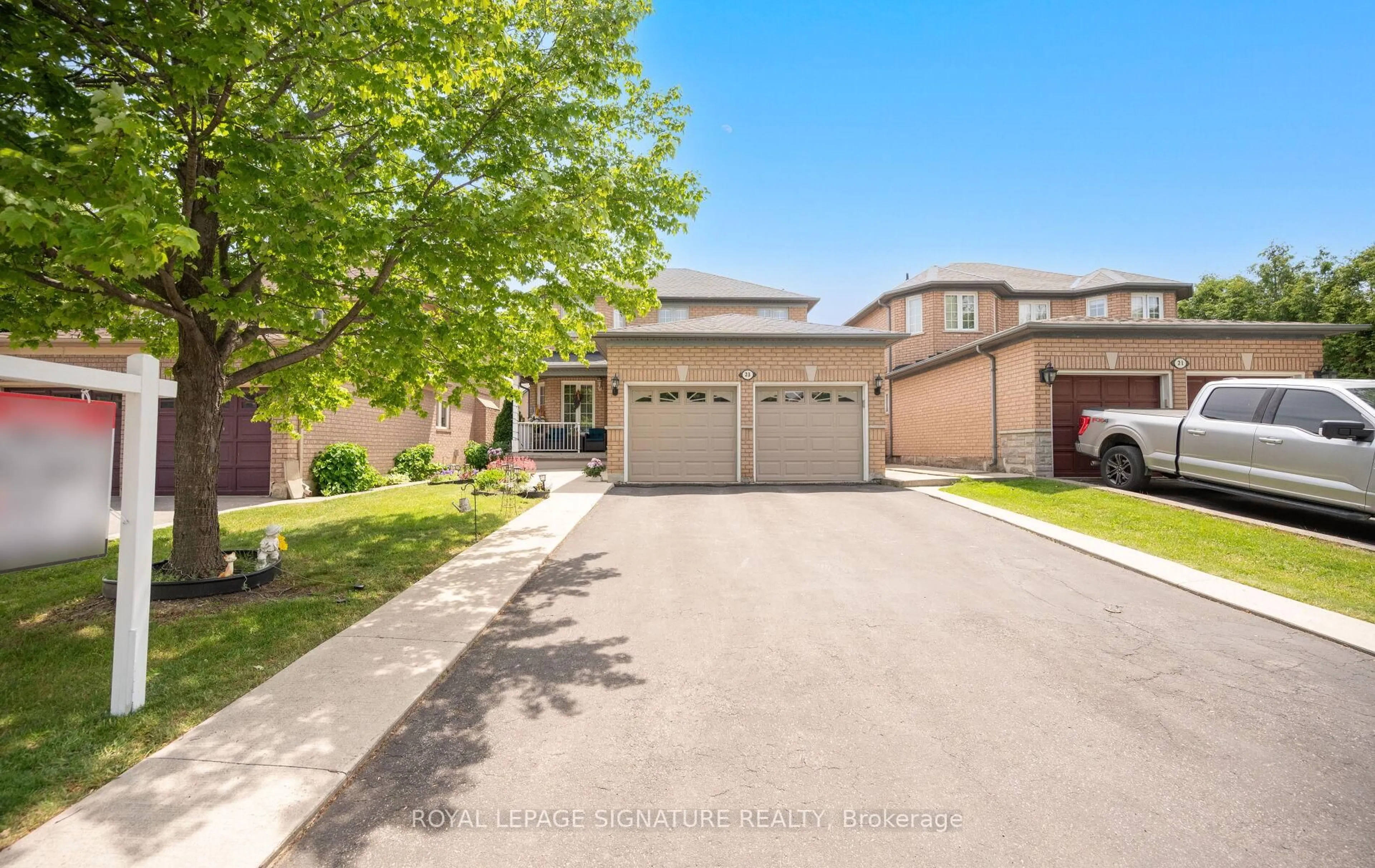 A pic from outside/outdoor area/front of a property/back of a property/a pic from drone, street for 23 Mount McKinley Lane, Brampton Ontario L5R 2C2