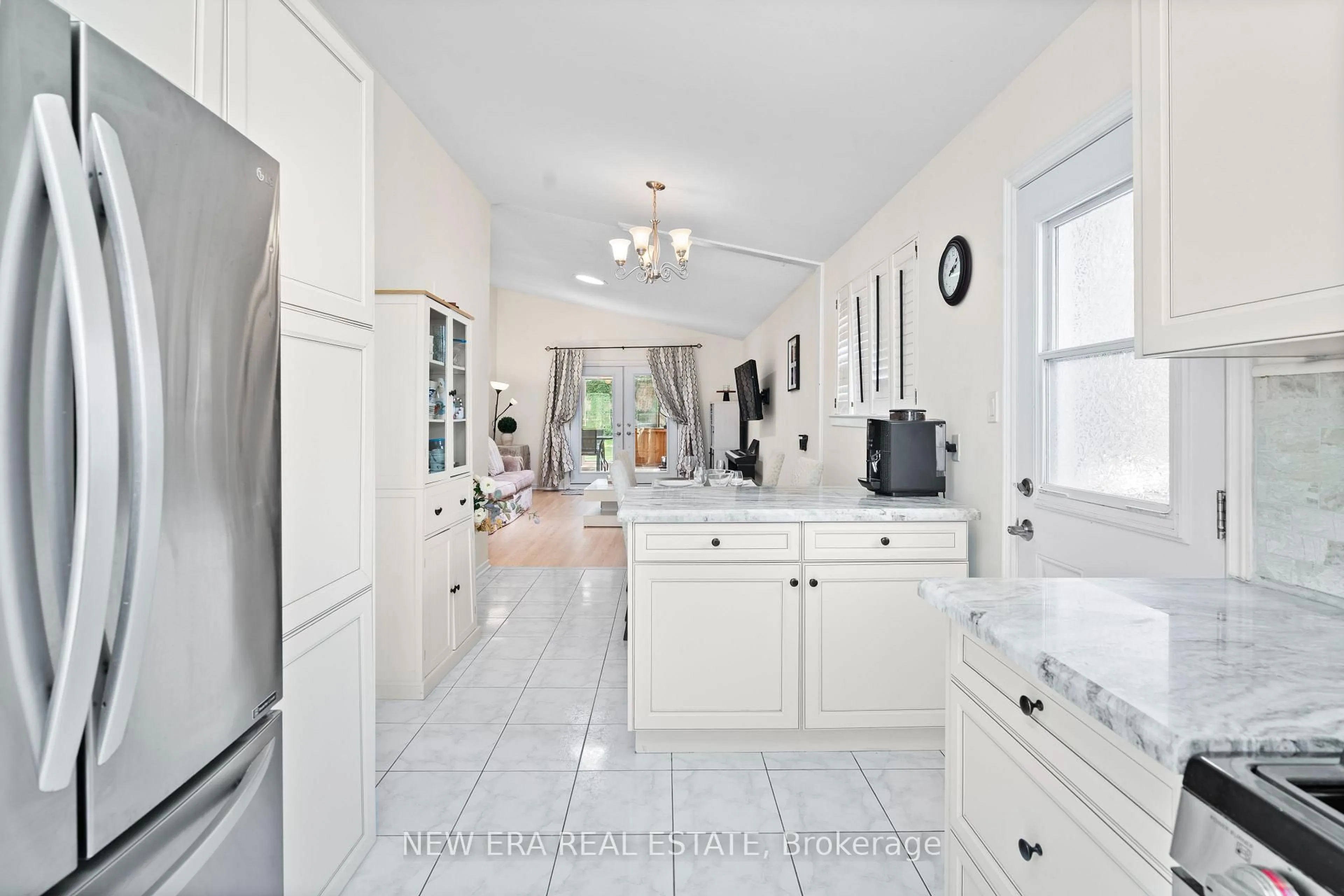 Open concept kitchen, ceramic/tile floor for 2598 Chalkwell Clse, Mississauga Ontario L5J 2B9