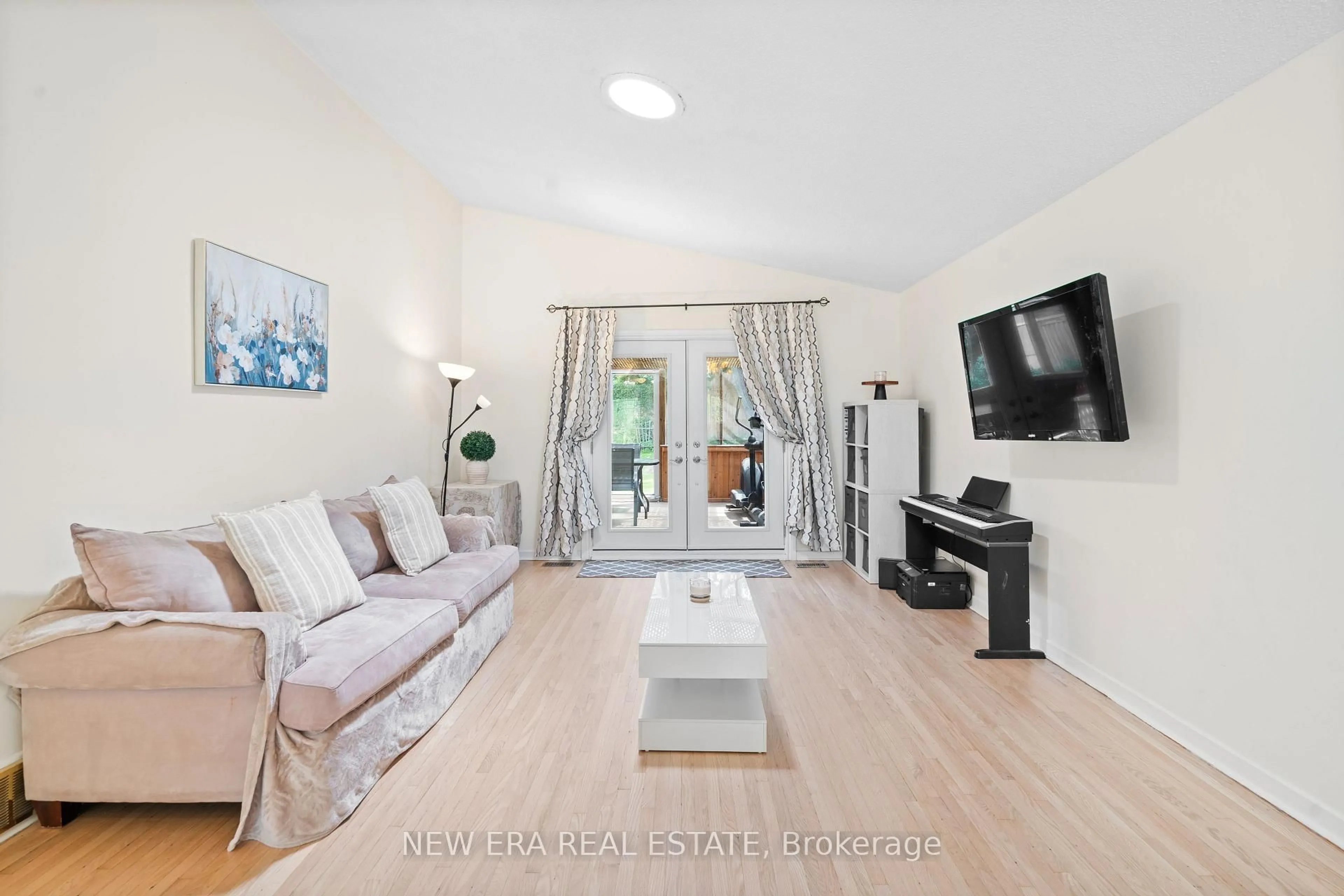 Living room with furniture, unknown for 2598 Chalkwell Clse, Mississauga Ontario L5J 2B9