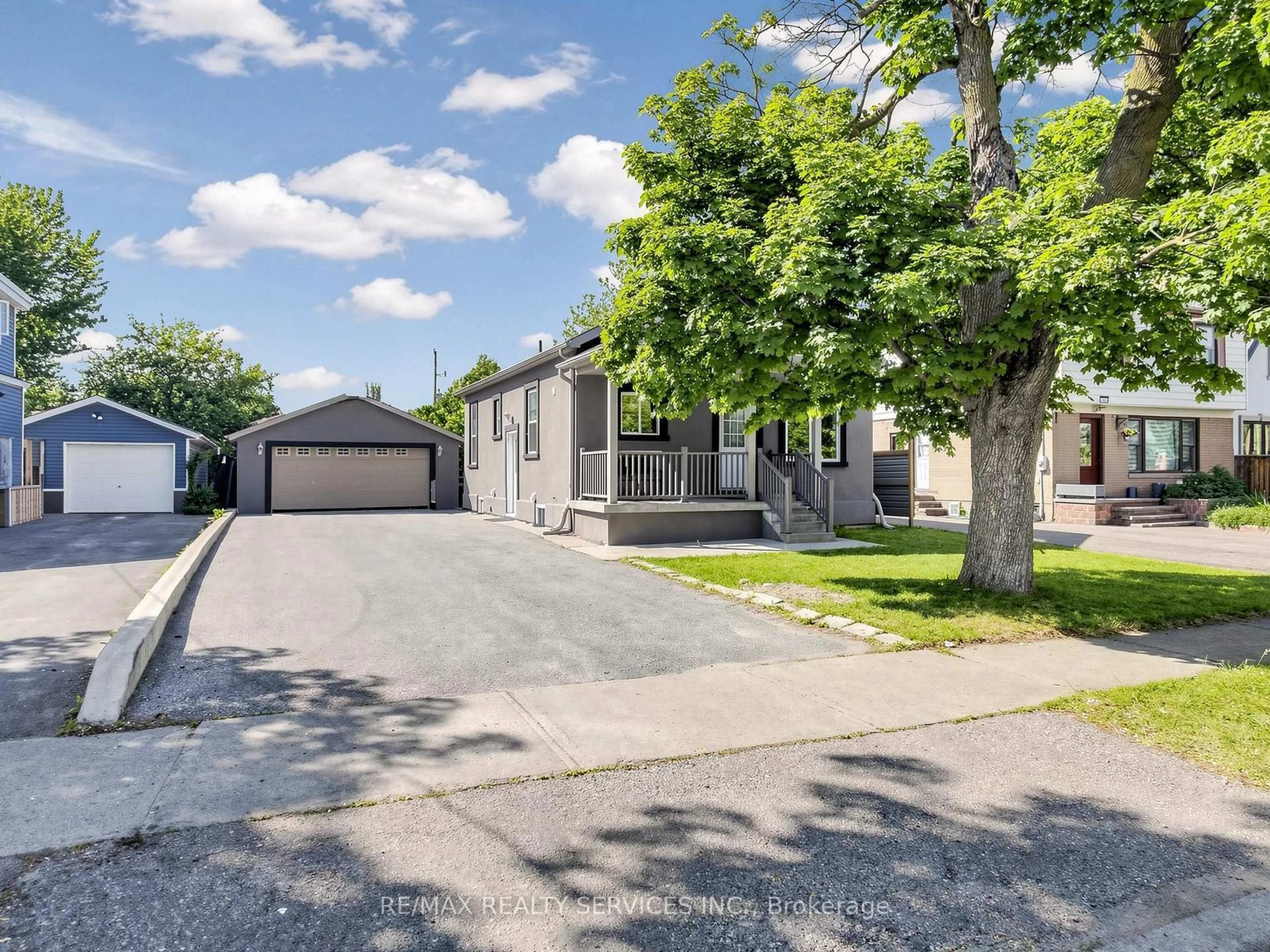 A pic from outside/outdoor area/front of a property/back of a property/a pic from drone, street for 102 Woodward Ave, Brampton Ontario L6V 1K6