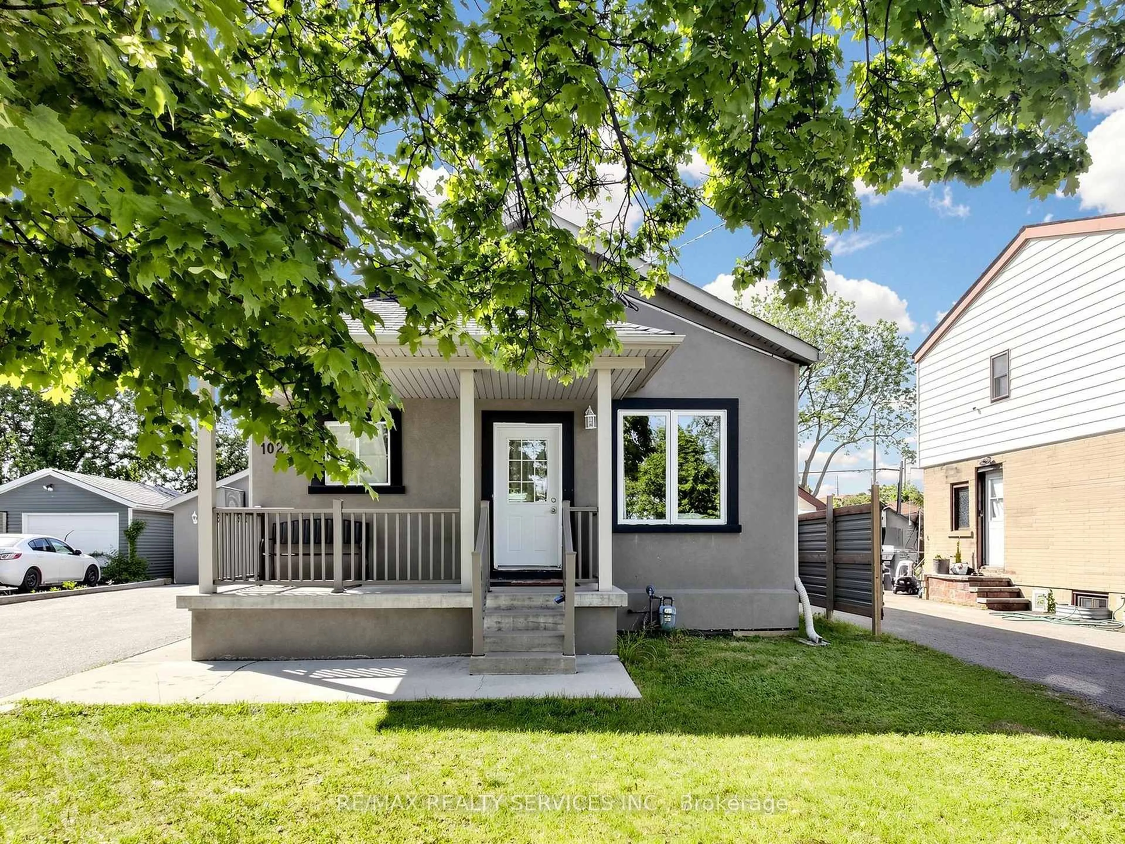 Home with vinyl exterior material, street for 102 Woodward Ave, Brampton Ontario L6V 1K6