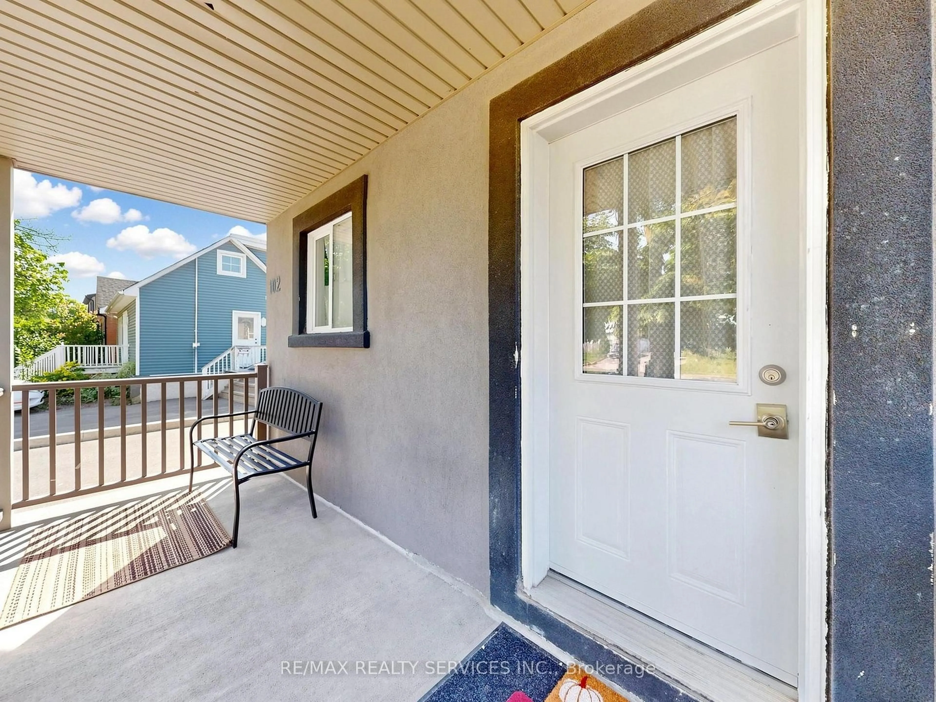Indoor entryway for 102 Woodward Ave, Brampton Ontario L6V 1K6