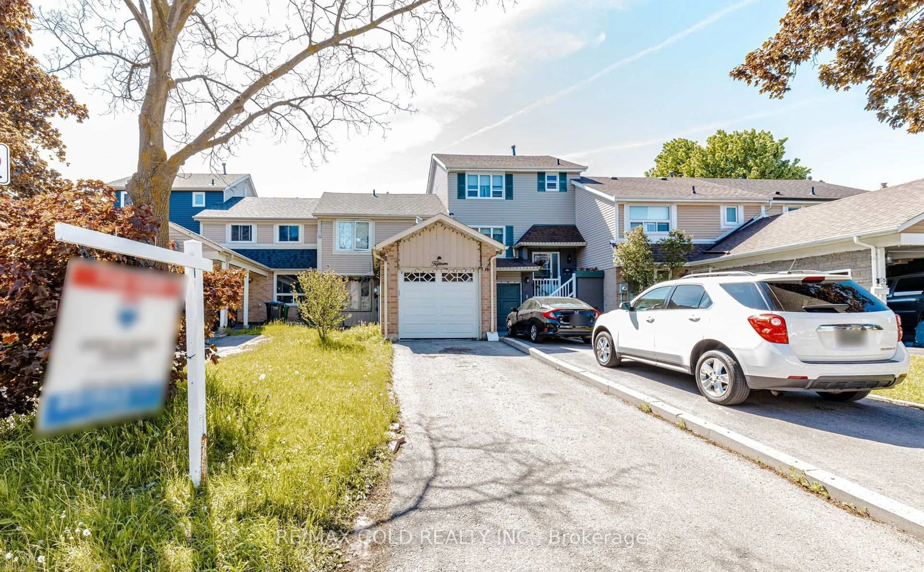 A pic from outside/outdoor area/front of a property/back of a property/a pic from drone, street for 15 Courtleigh Sq, Brampton Ontario L6Z 1J2