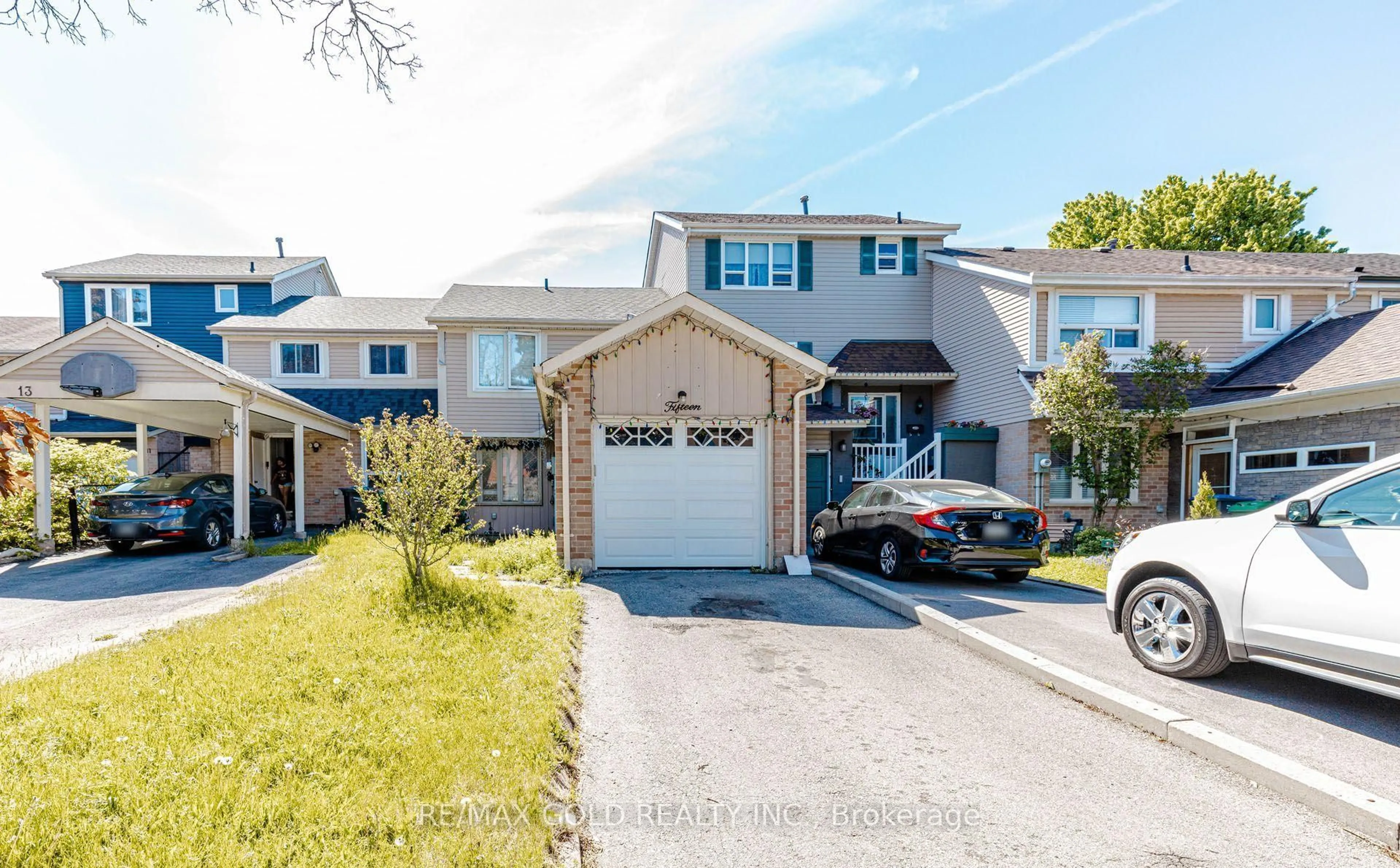 A pic from outside/outdoor area/front of a property/back of a property/a pic from drone, street for 15 Courtleigh Sq, Brampton Ontario L6Z 1J2