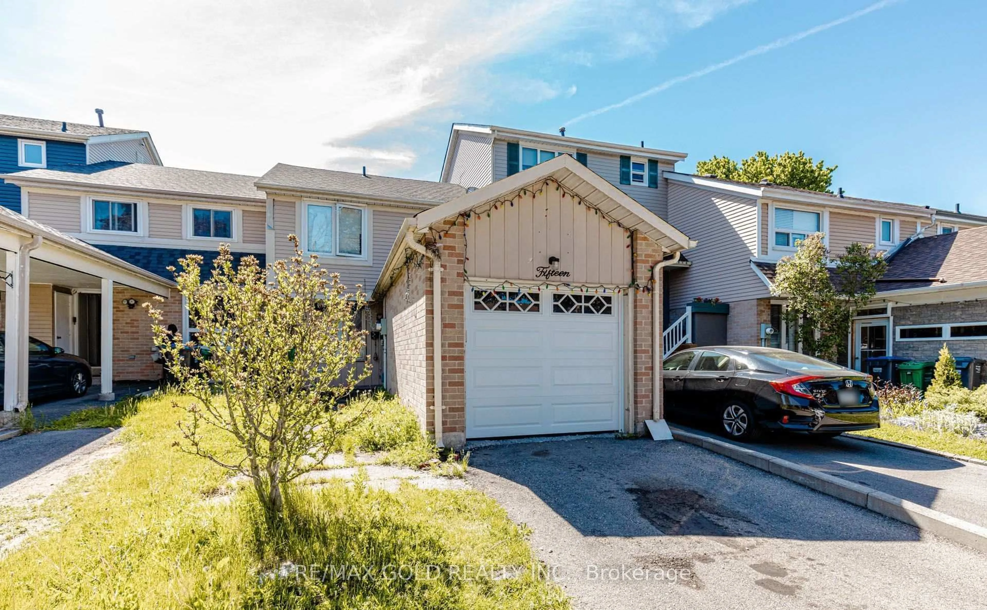 A pic from outside/outdoor area/front of a property/back of a property/a pic from drone, street for 15 Courtleigh Sq, Brampton Ontario L6Z 1J2