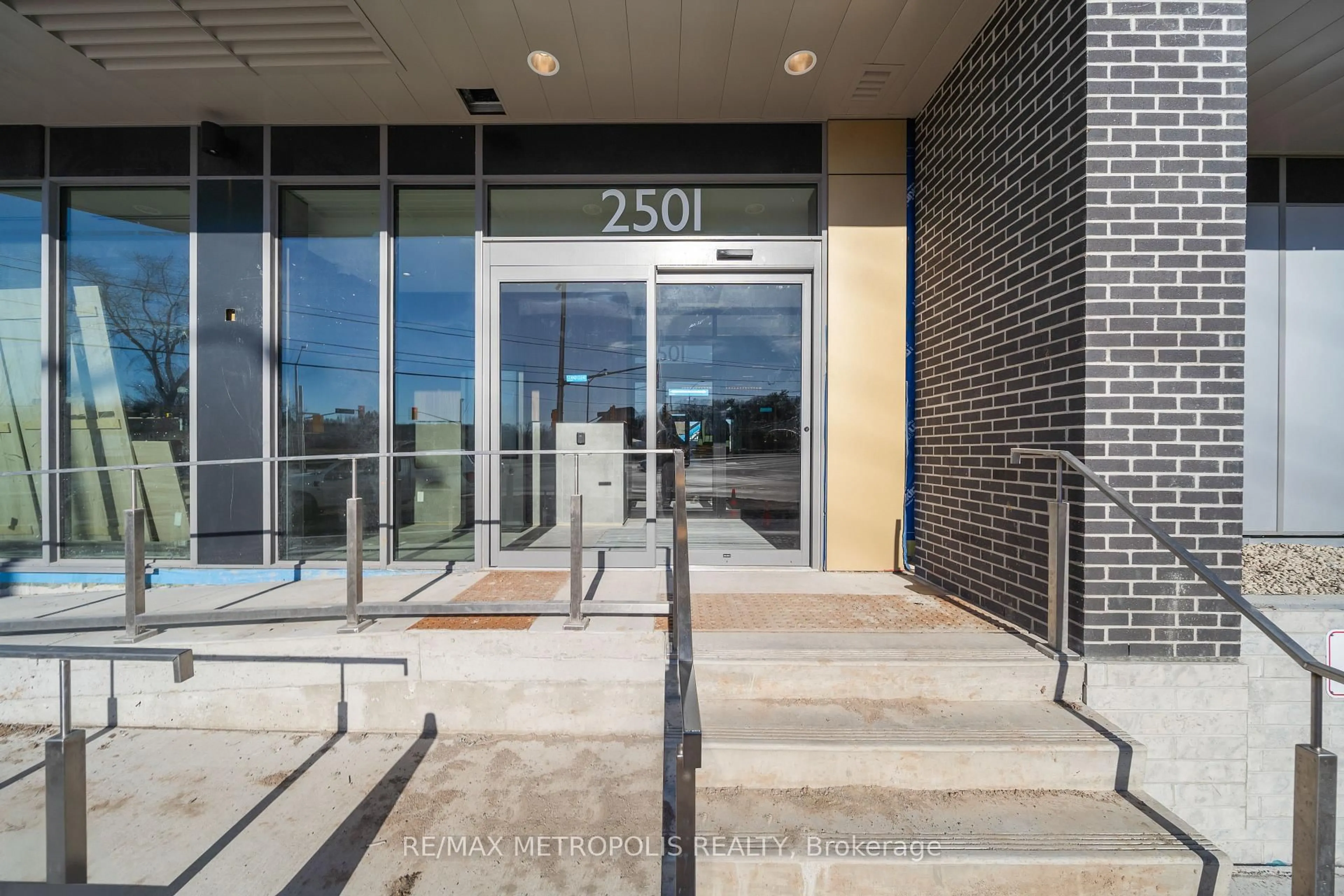 Indoor foyer for 2501 Saw Whet Blvd #103, Oakville Ontario L6M 5N2