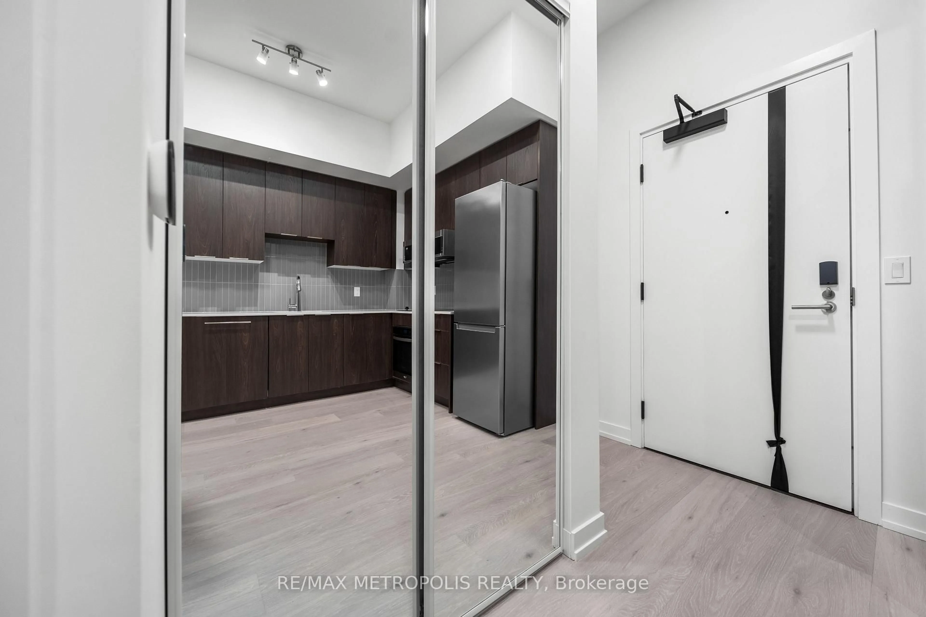 Unknown for 2501 Saw Whet Blvd #103, Oakville Ontario L6M 5N2