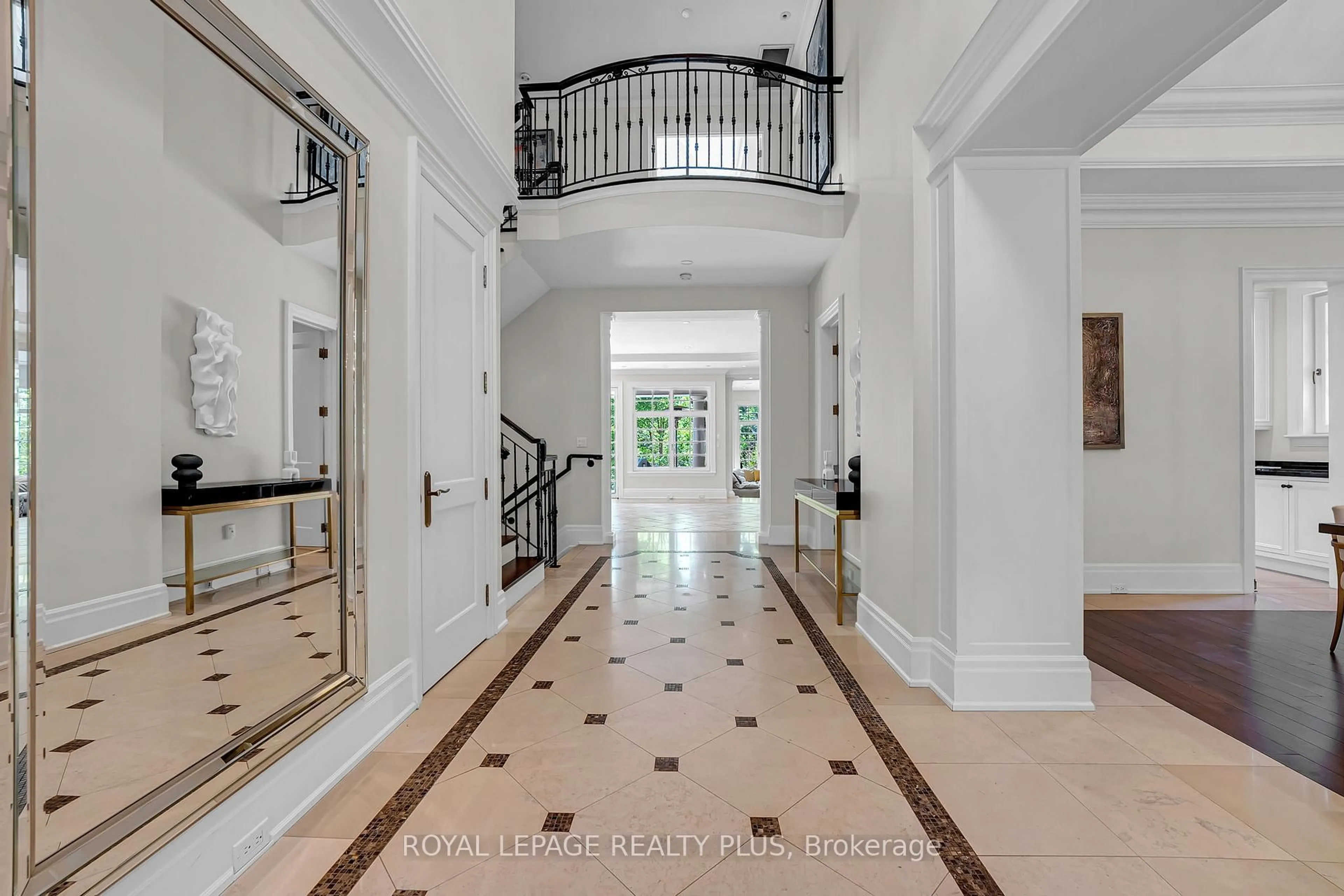 Indoor foyer for 1476 Carmen Dr, Mississauga Ontario L5G 3Z1