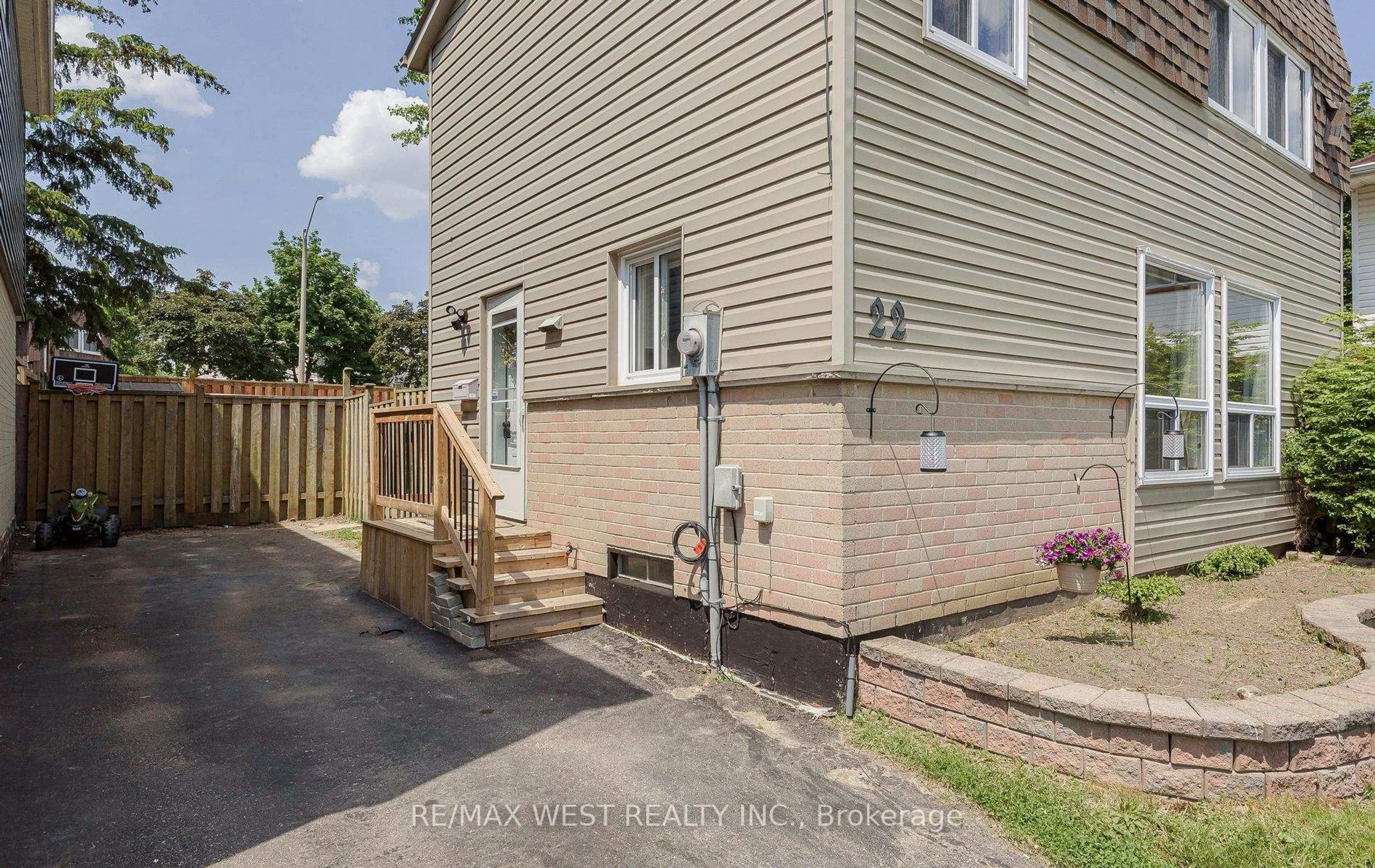 A pic from outside/outdoor area/front of a property/back of a property/a pic from drone, street for 22 Josephine Crt, Brampton Ontario L6S 2L3