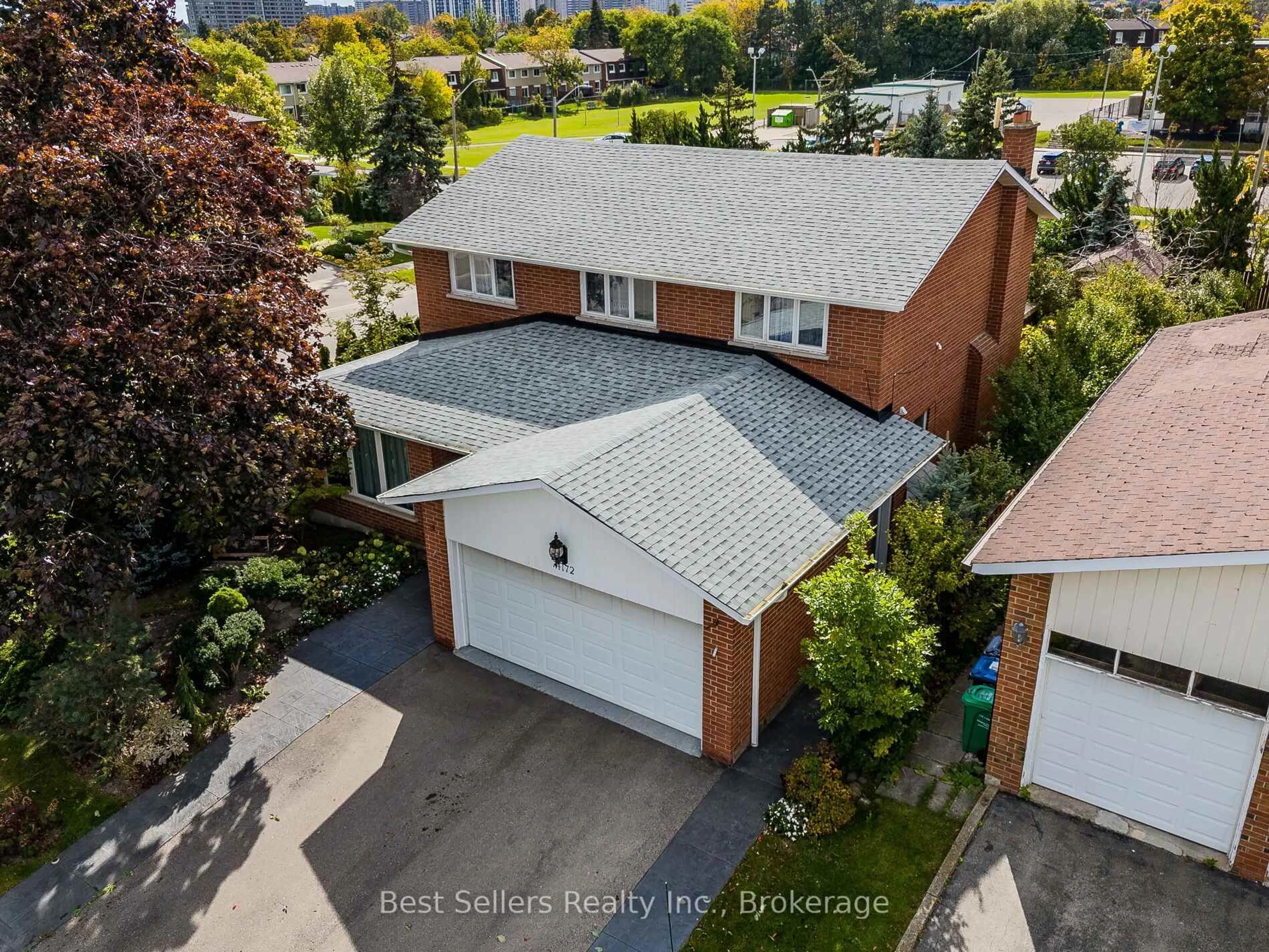 A pic from outside/outdoor area/front of a property/back of a property/a pic from drone, street for 4172 Rayfield Crt, Mississauga Ontario L4Z 1E7