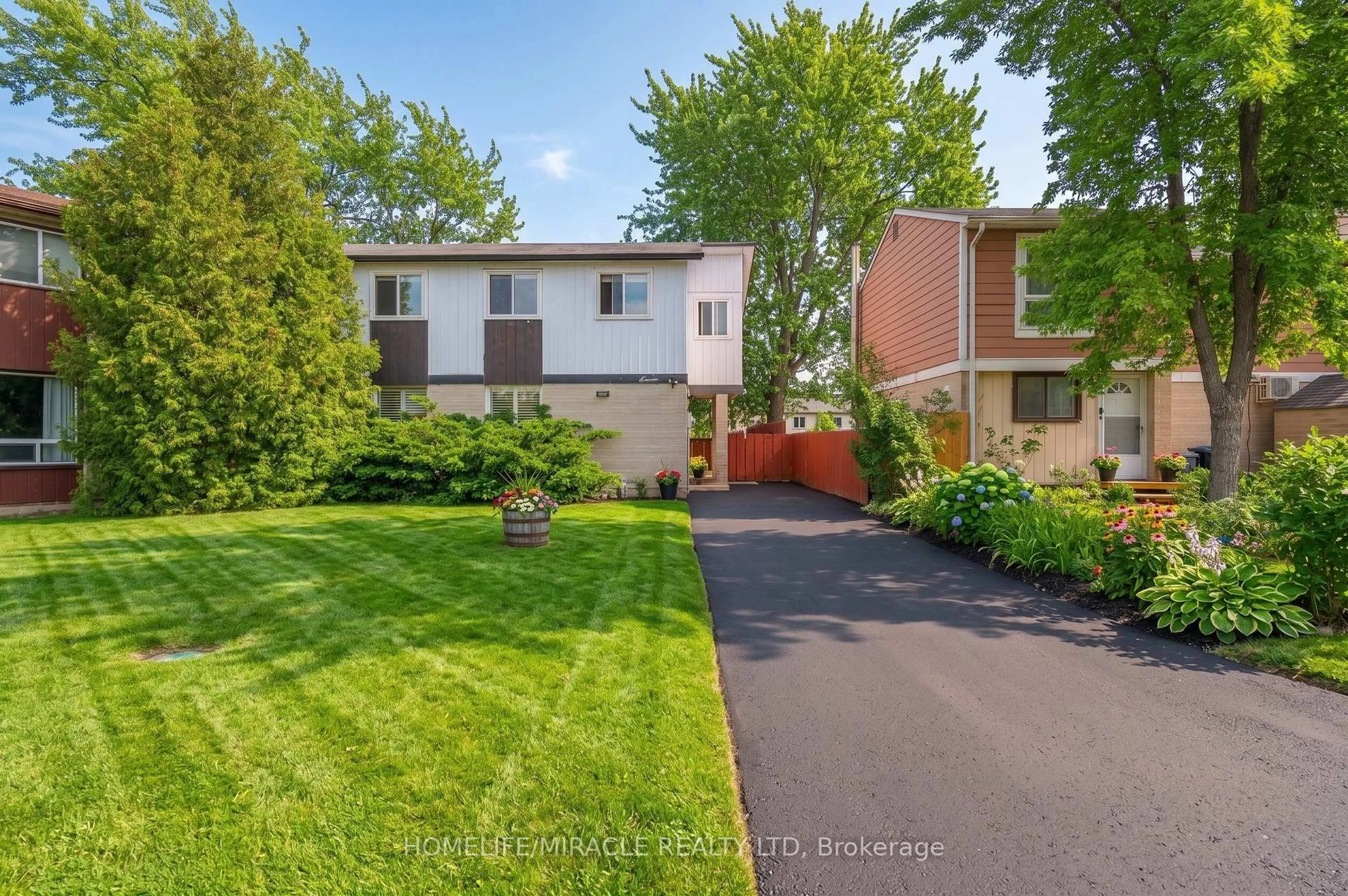 A pic from outside/outdoor area/front of a property/back of a property/a pic from drone, street for 7 Greenhills Sq, Brampton Ontario L6S 2J4
