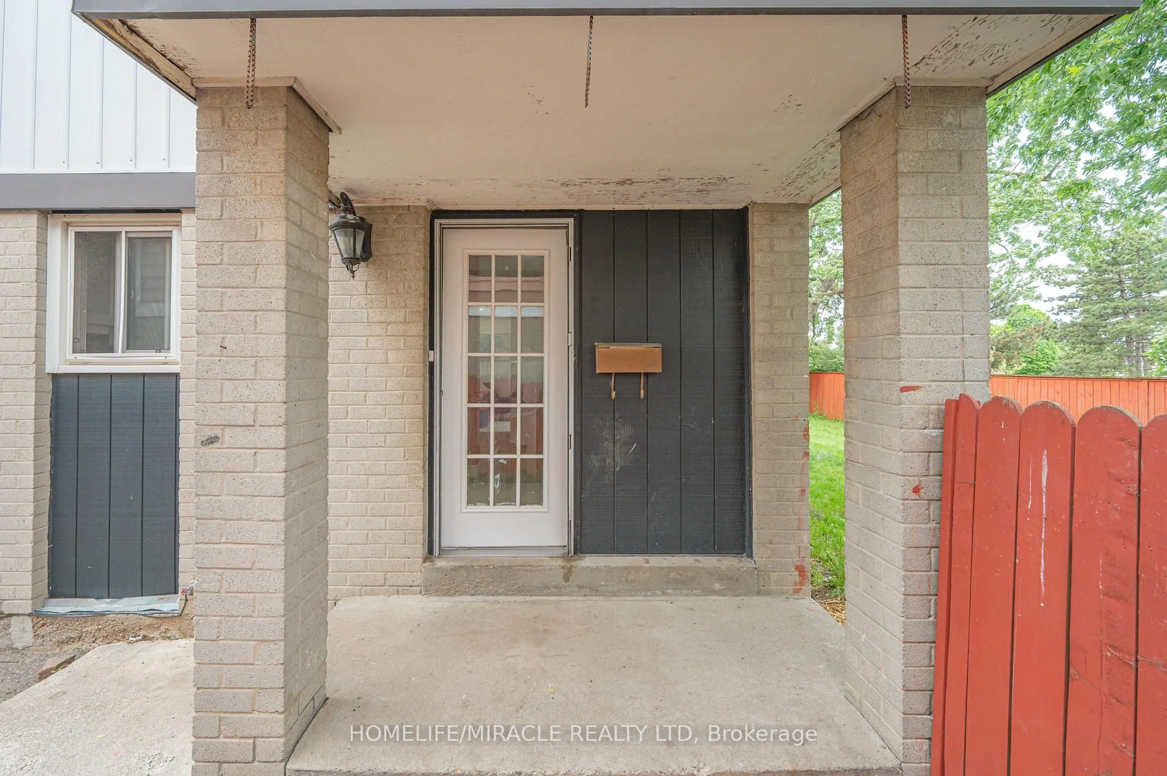 Indoor entryway for 7 Greenhills Sq, Brampton Ontario L6S 2J4