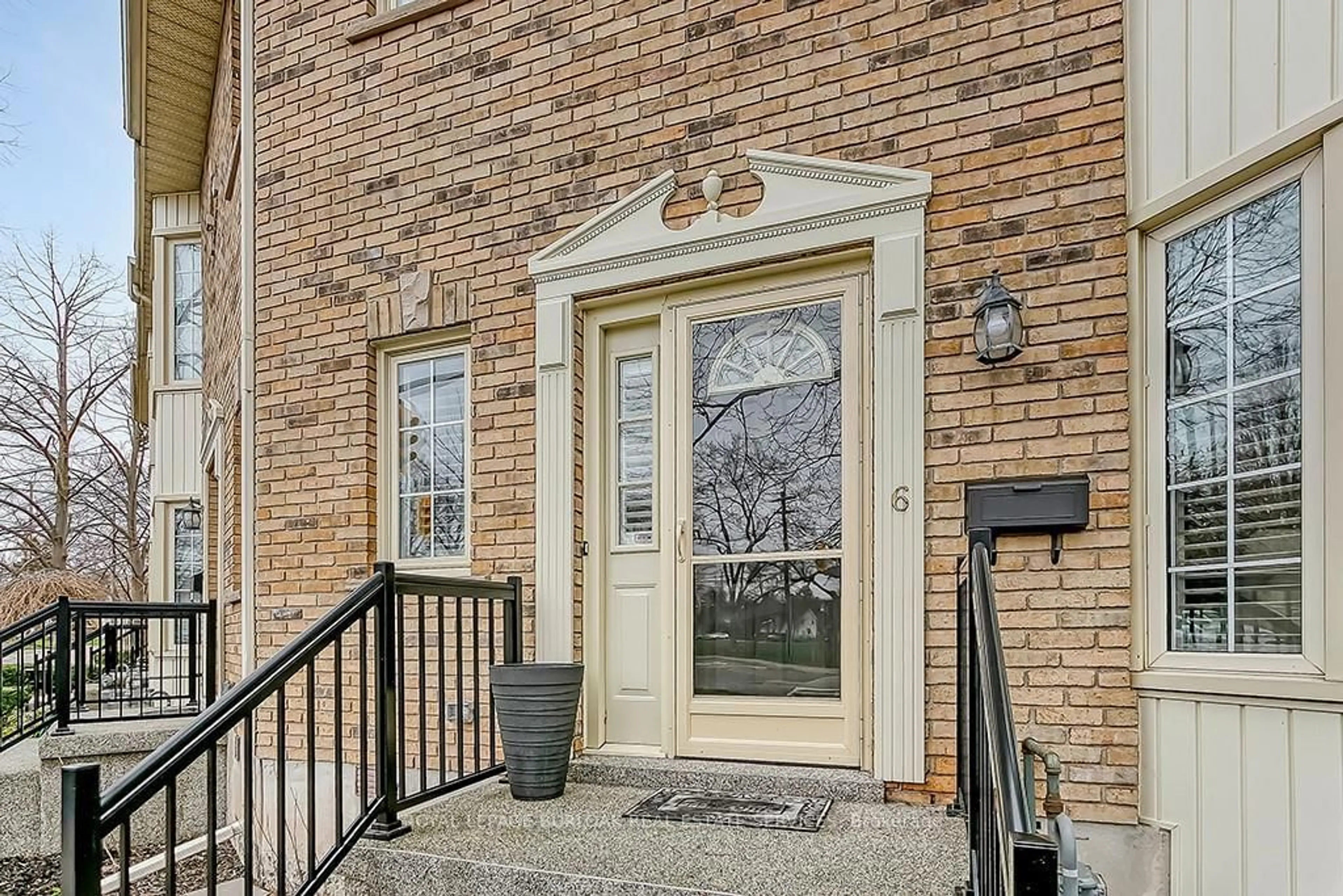 Indoor entryway for 2110 New St #6, Burlington Ontario L7R 1H8