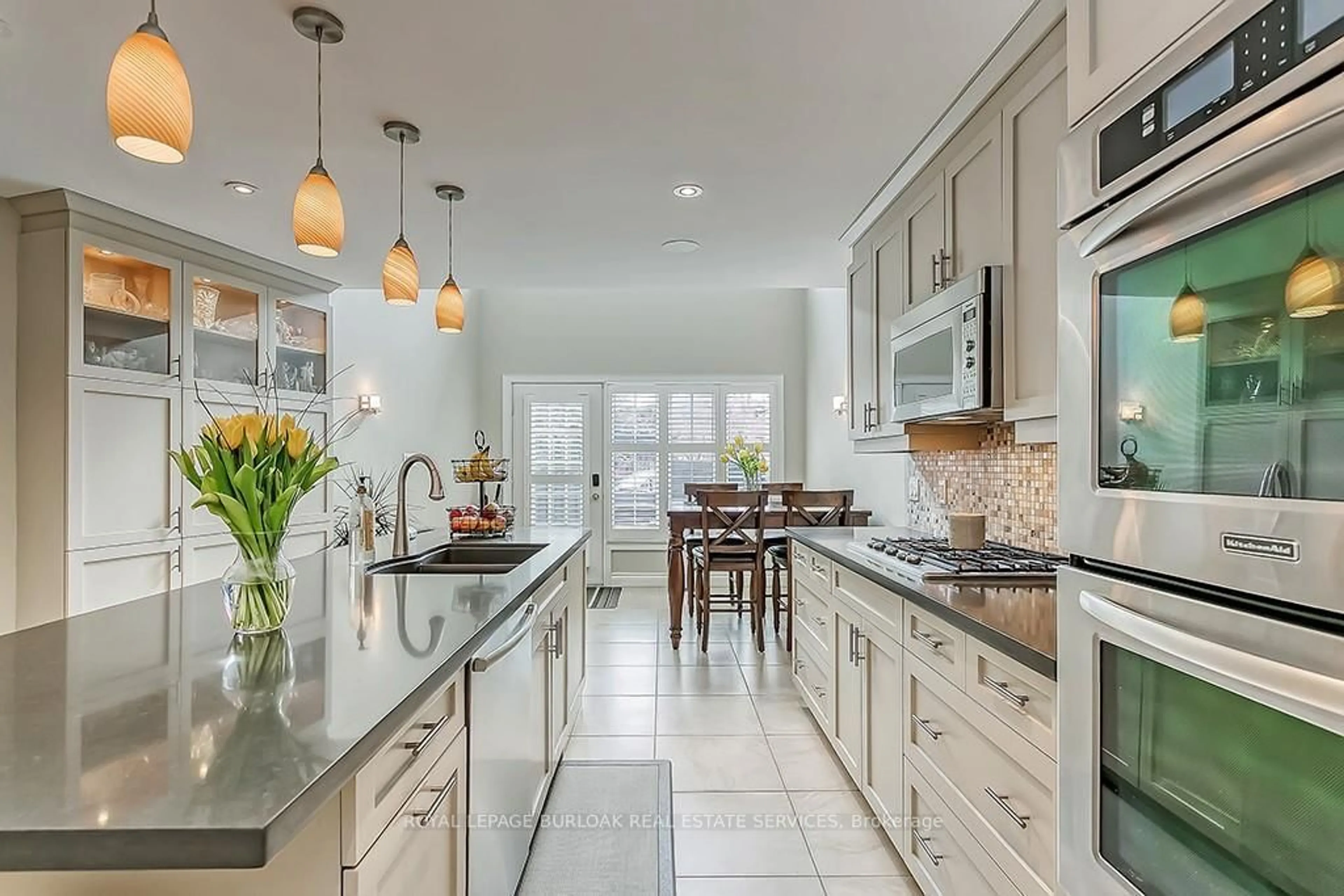 Open concept kitchen, ceramic/tile floor for 2110 New St #6, Burlington Ontario L7R 1H8
