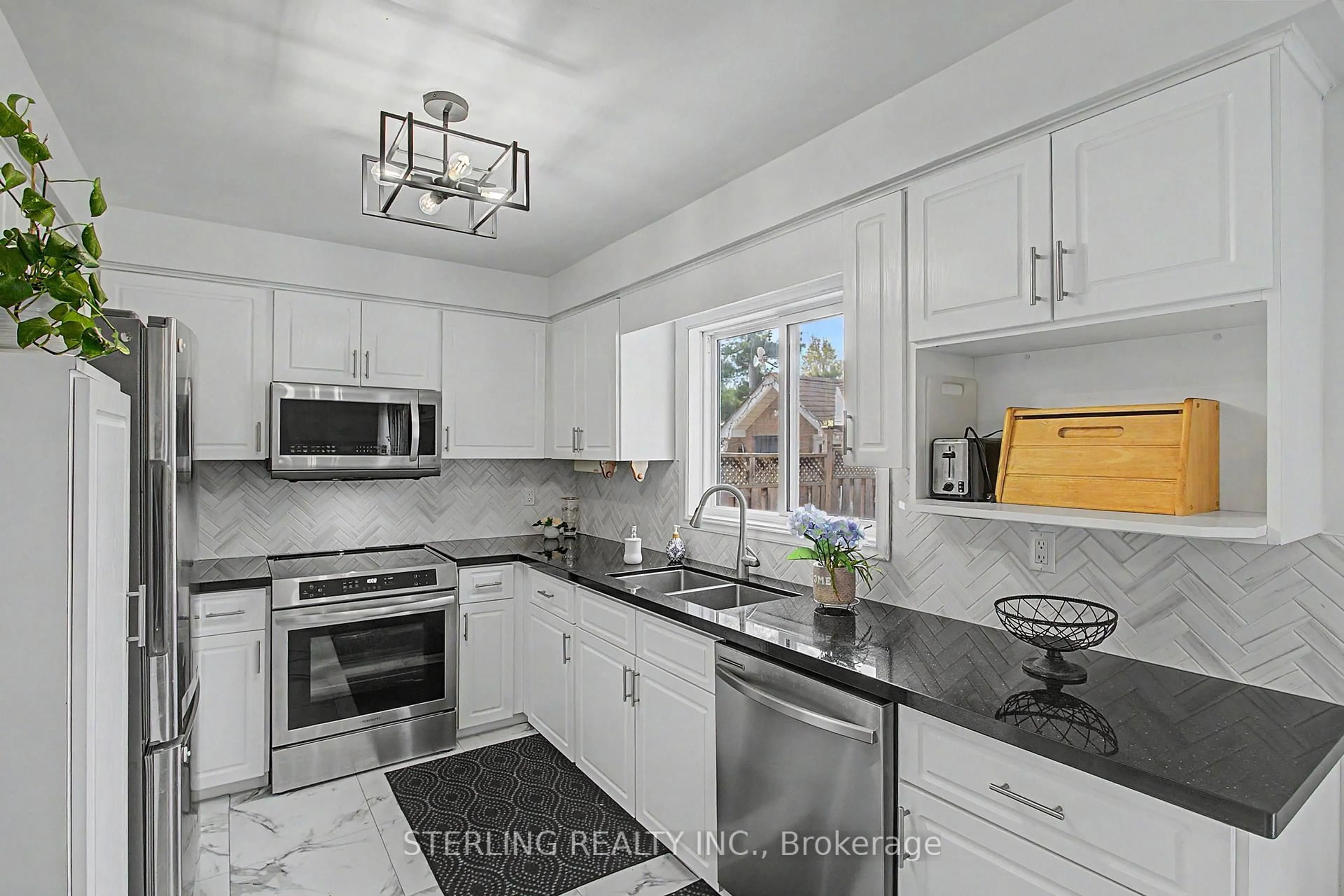 Open concept kitchen, ceramic/tile floor for 72 Sunforest Dr, Brampton Ontario L6Z 3Z5
