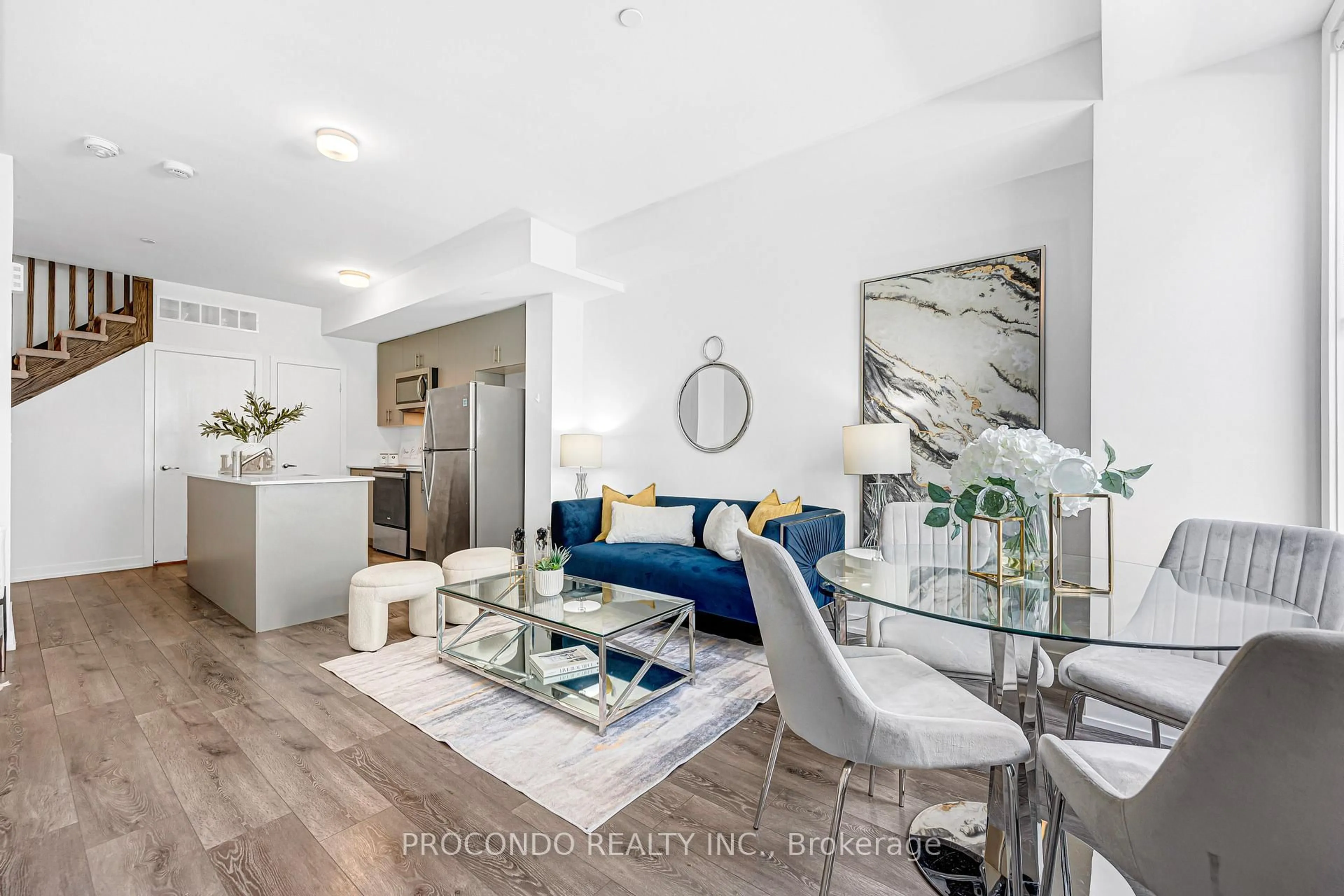 Living room with furniture, unknown for 3560 Colonial Dr #Unit 3, Mississauga Ontario L5L 5R9