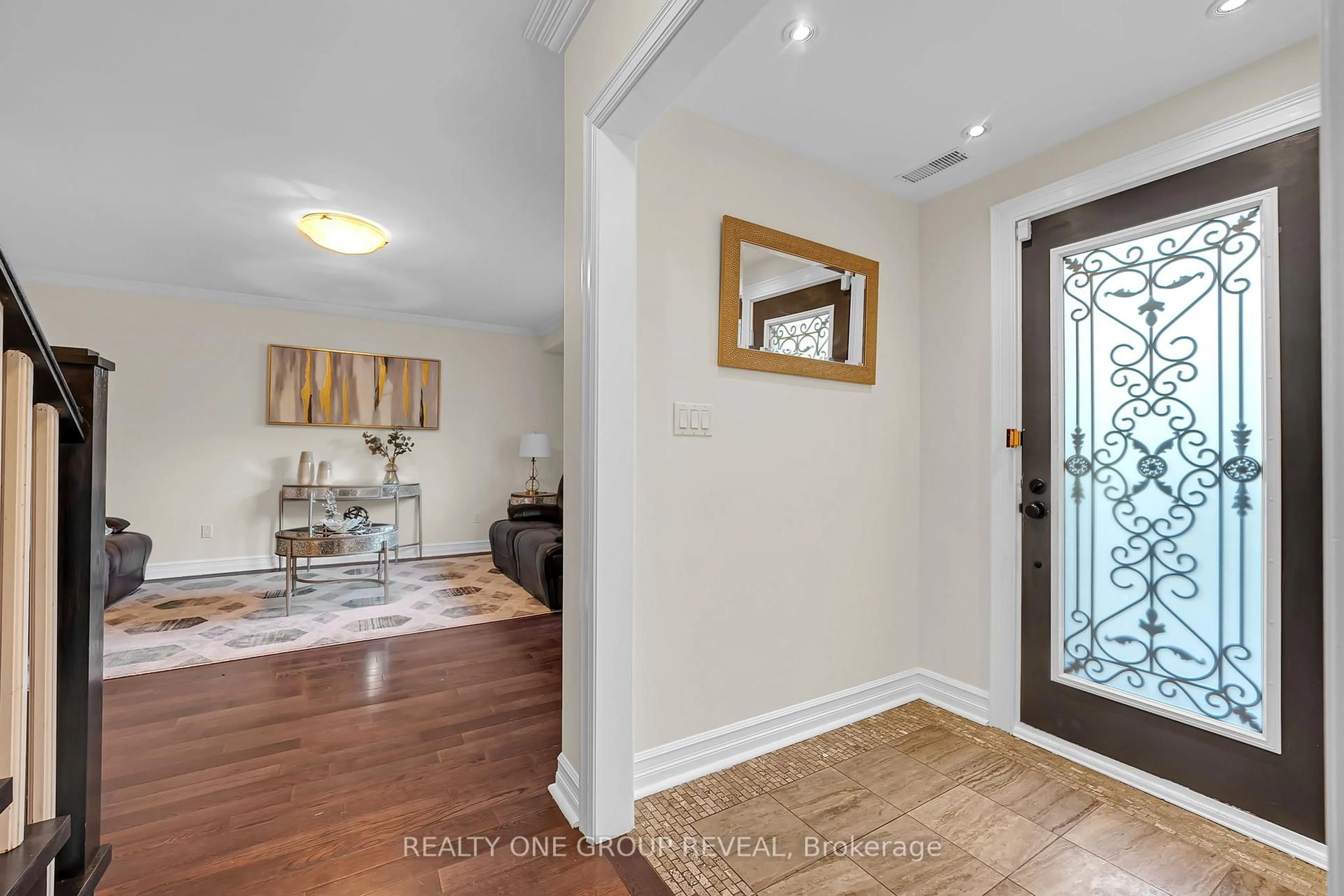 Indoor entryway for 1490 Islington Ave, Toronto Ontario M9A 3L5